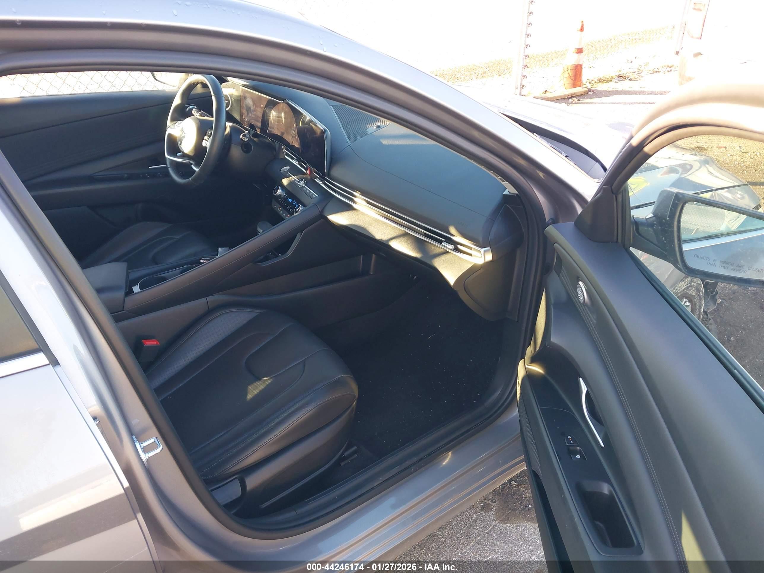 HYUNDAI ELANTRA image 5