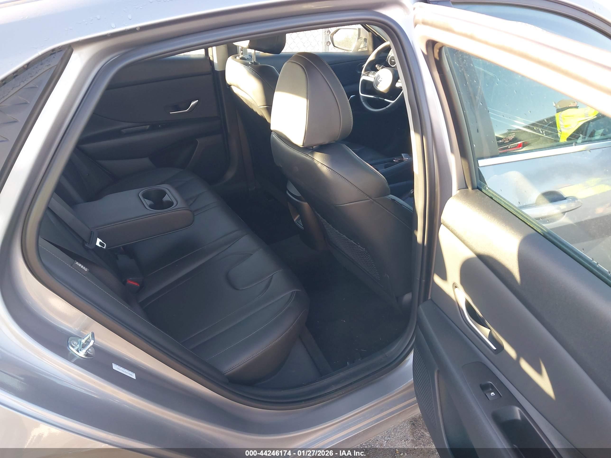 HYUNDAI ELANTRA image 8