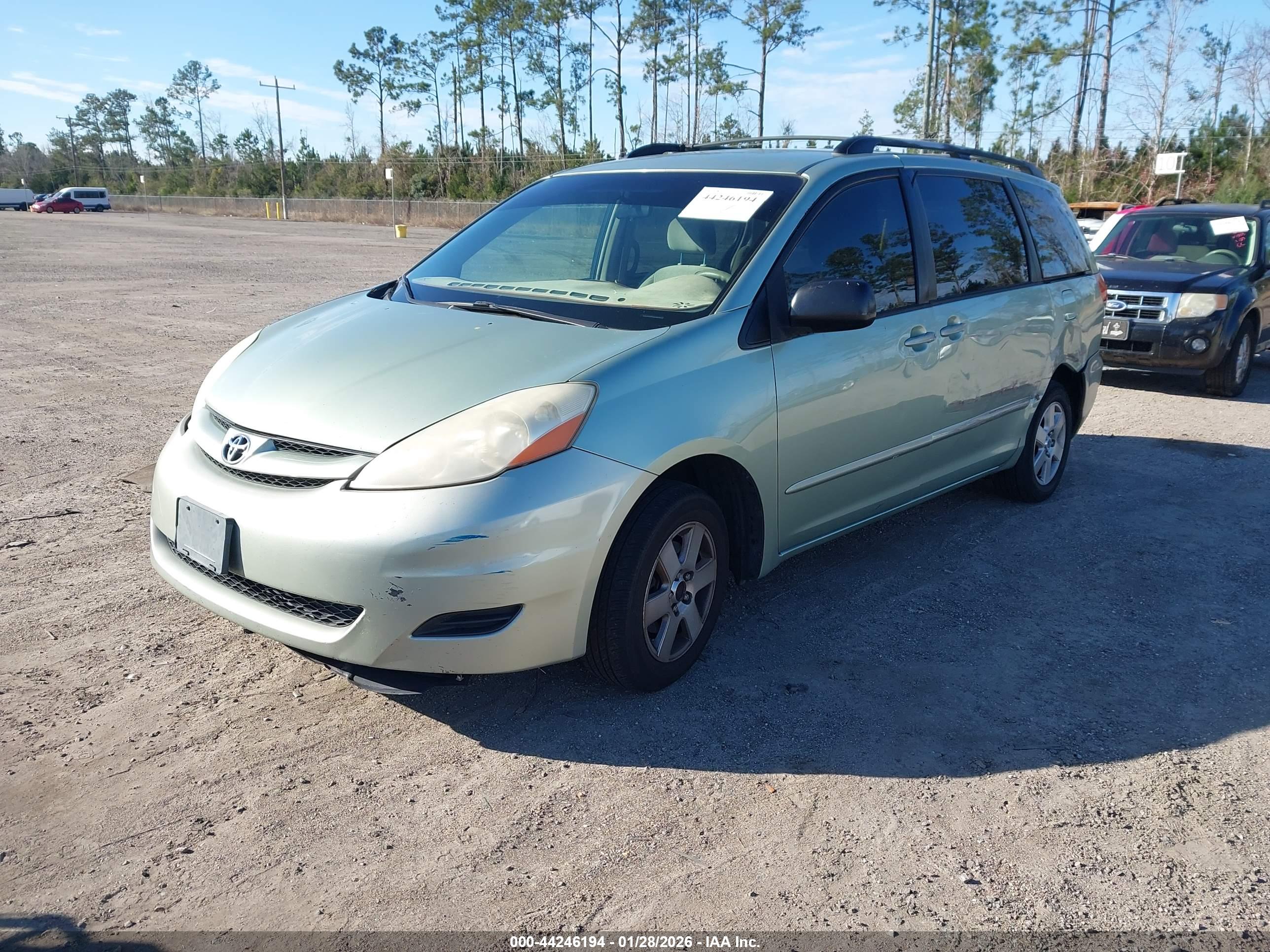 TOYOTA SIENNA image 2