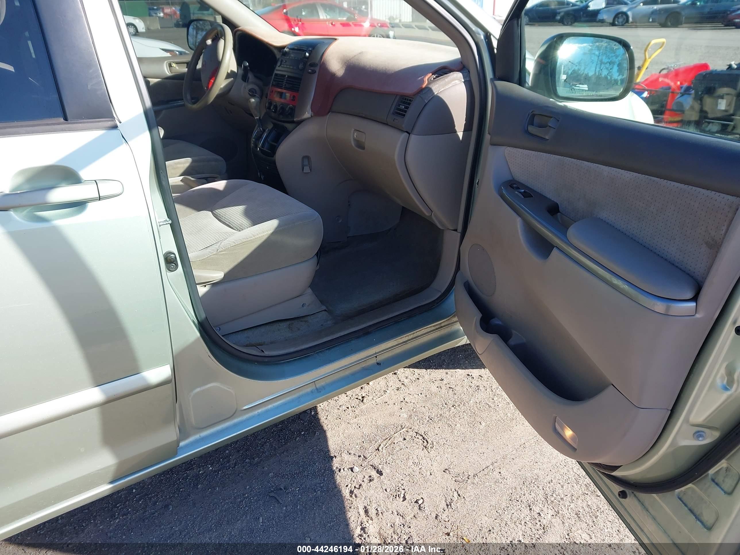 TOYOTA SIENNA image 5