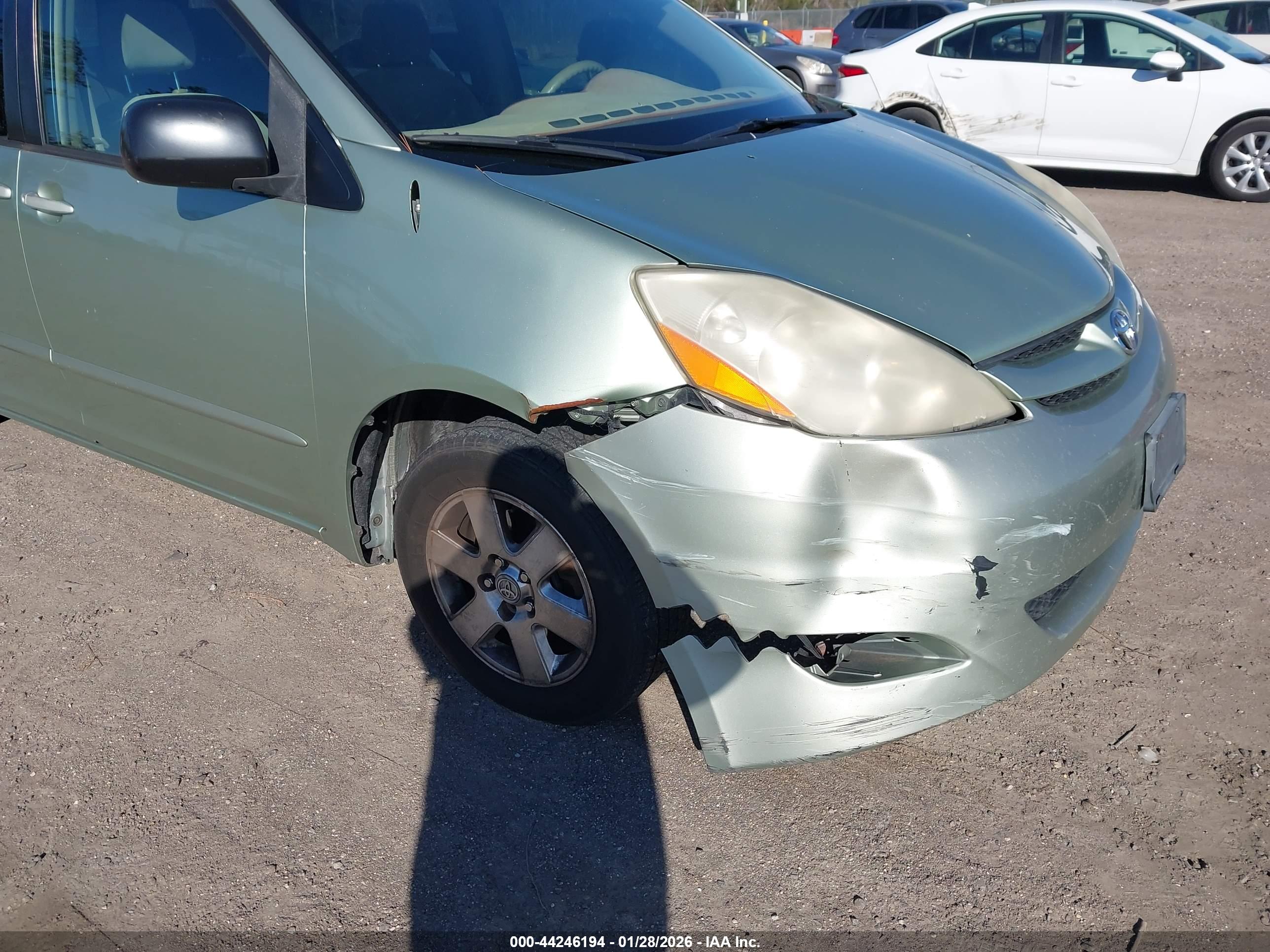 TOYOTA SIENNA image 6
