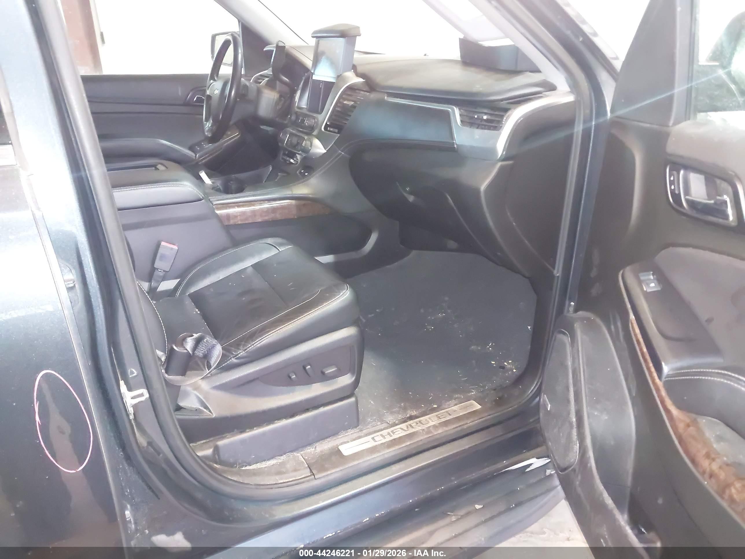 CHEVROLET SUBURBAN image 5