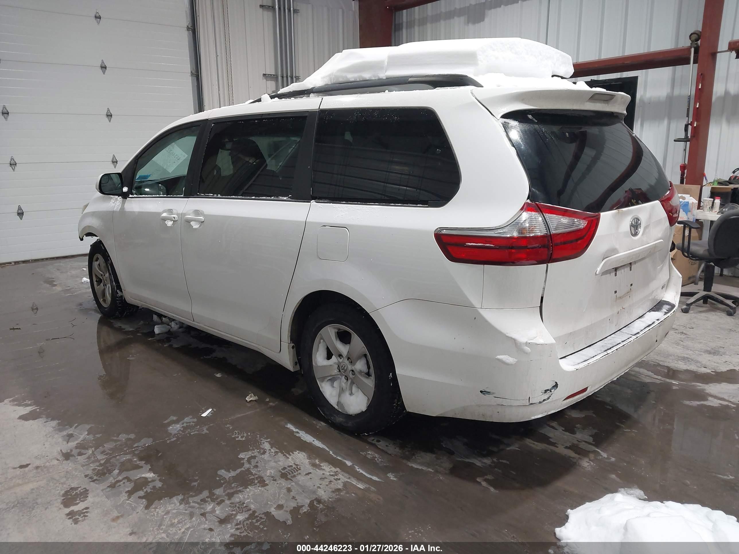 TOYOTA SIENNA image 3
