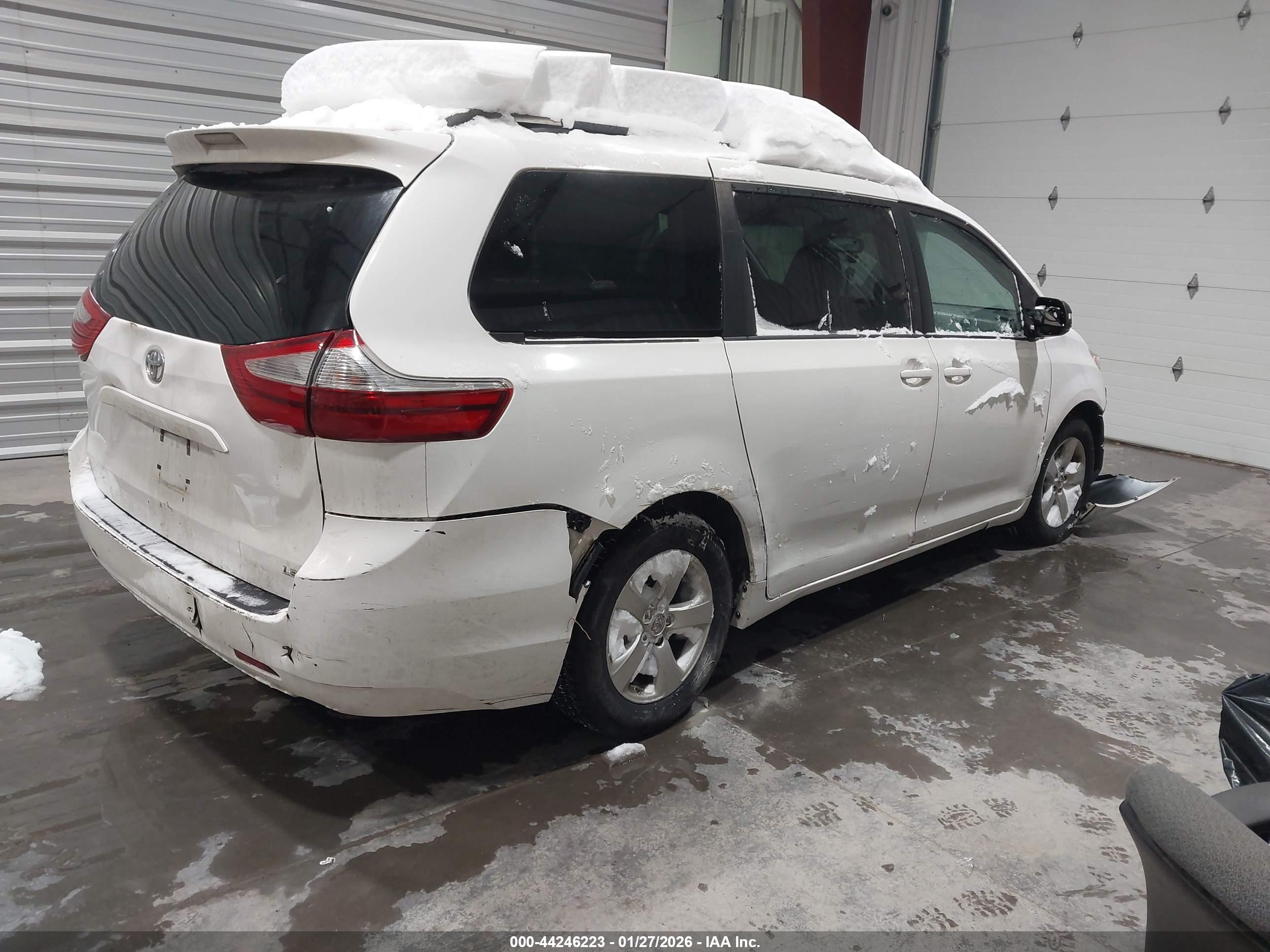 TOYOTA SIENNA image 4