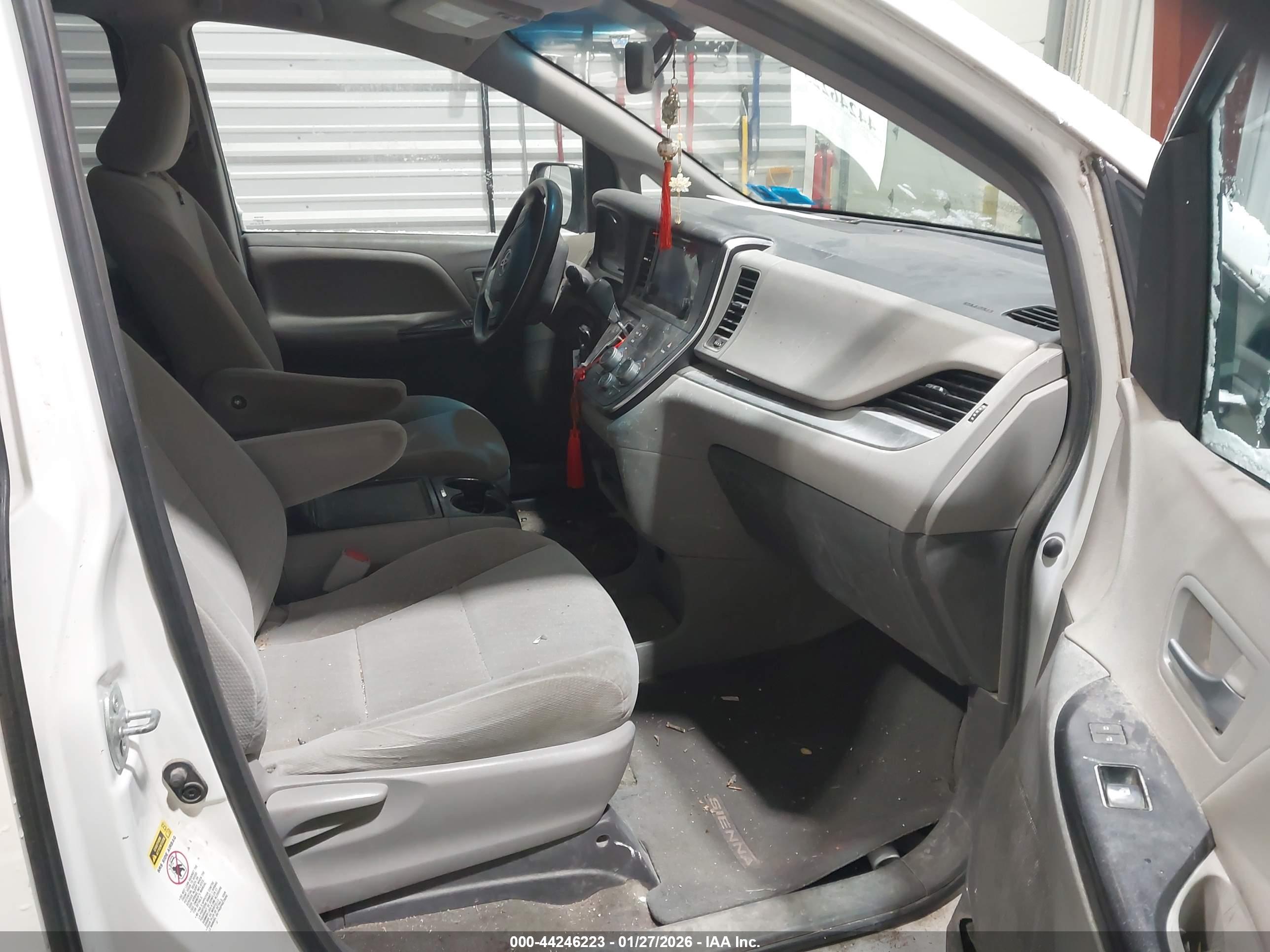 TOYOTA SIENNA image 5