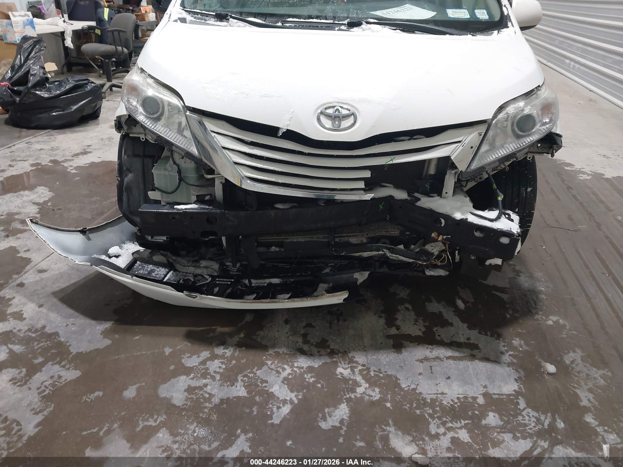 TOYOTA SIENNA image 6