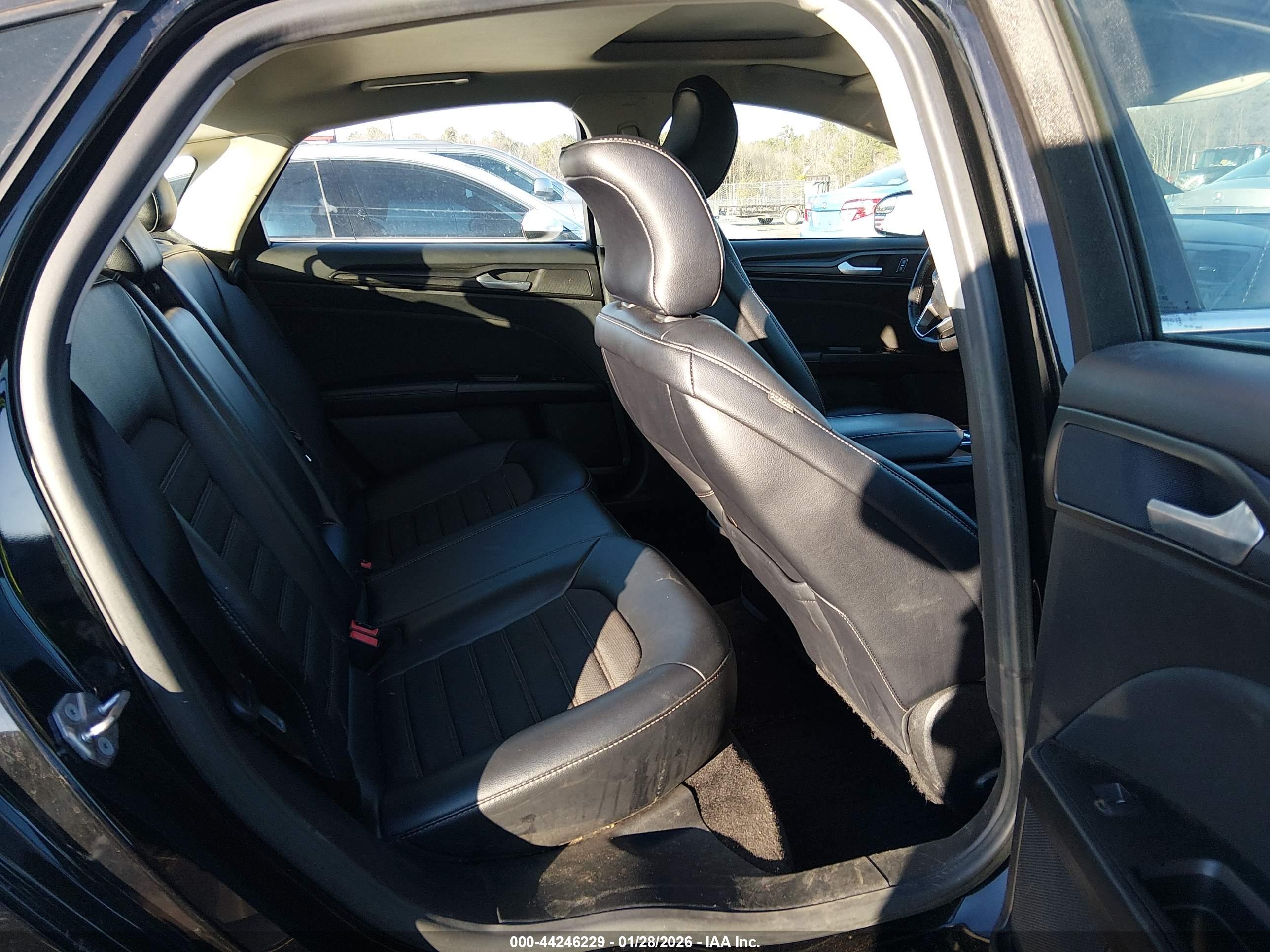 FORD FUSION image 8