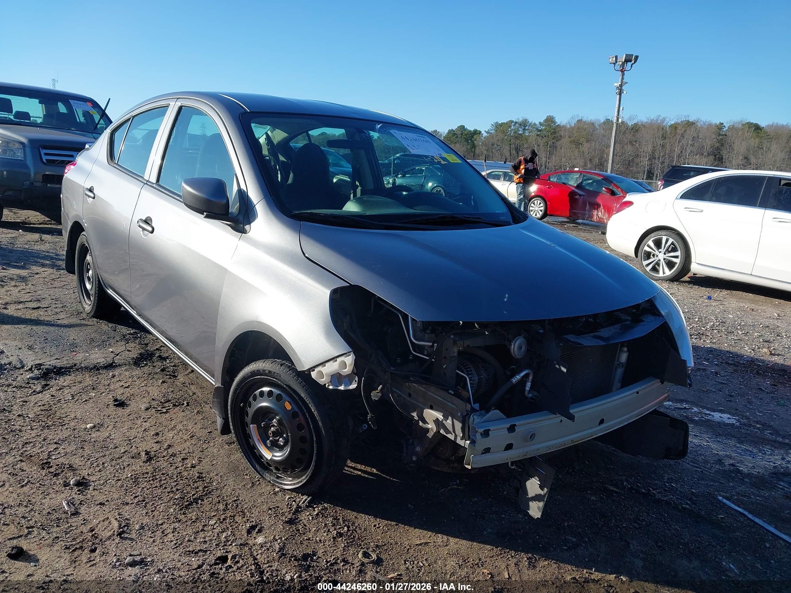 NISSAN VERSA image 6