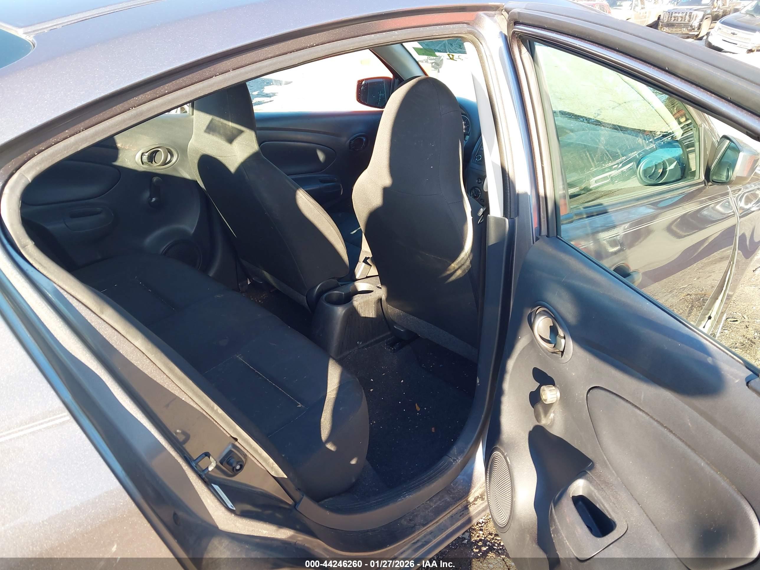 NISSAN VERSA image 8