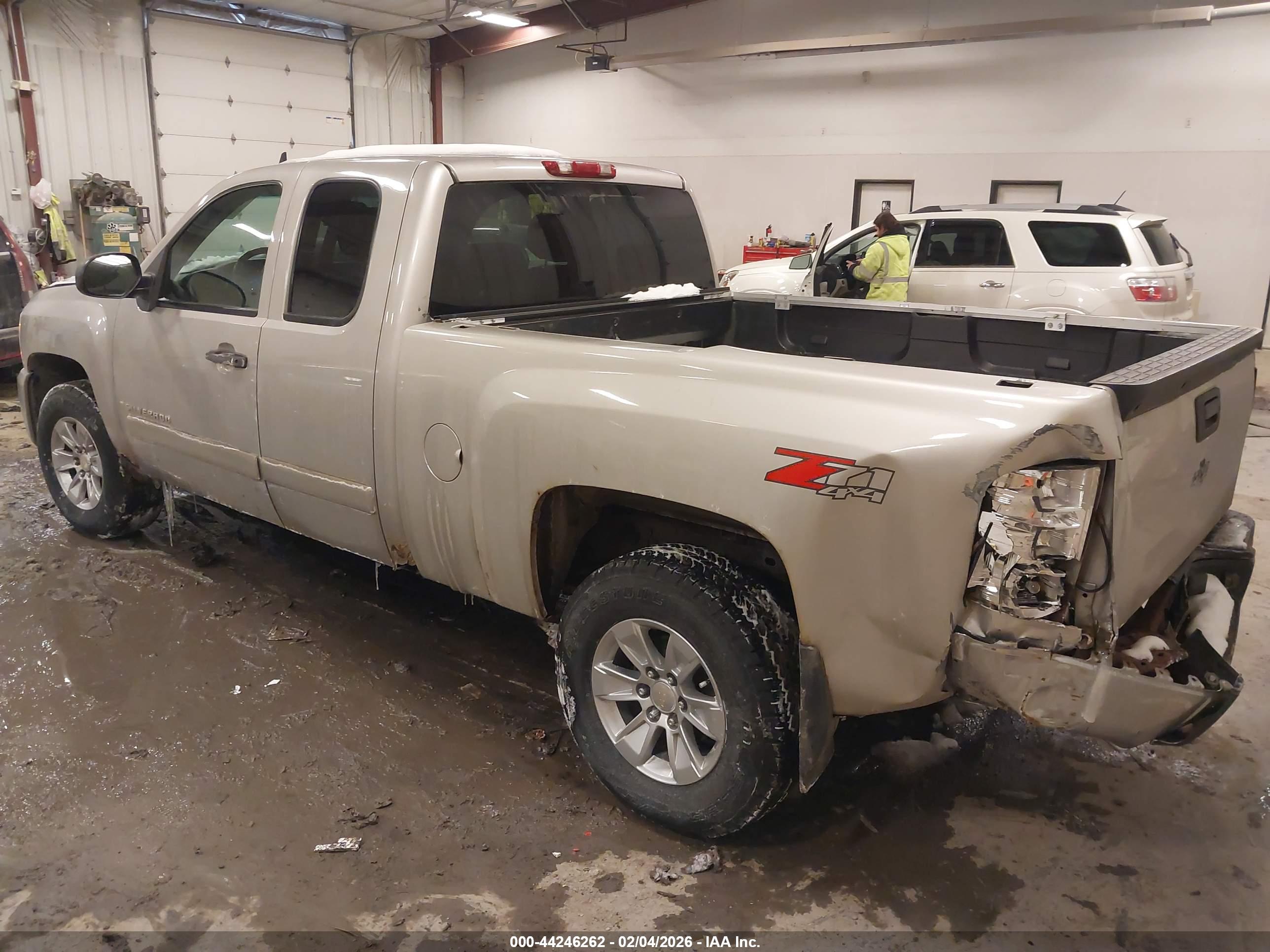 CHEVROLET SILVERADO image 3
