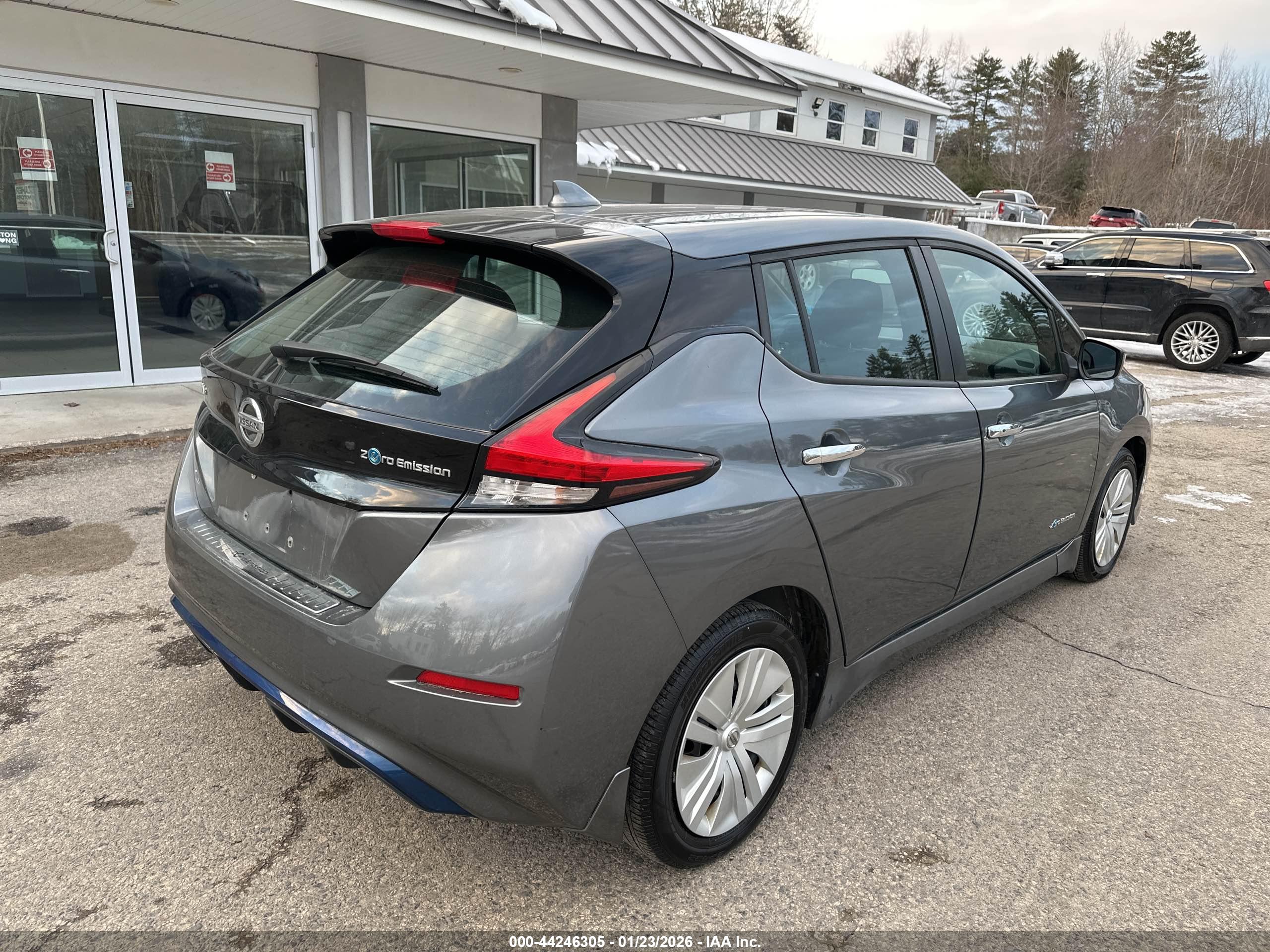 NISSAN LEAF image 4