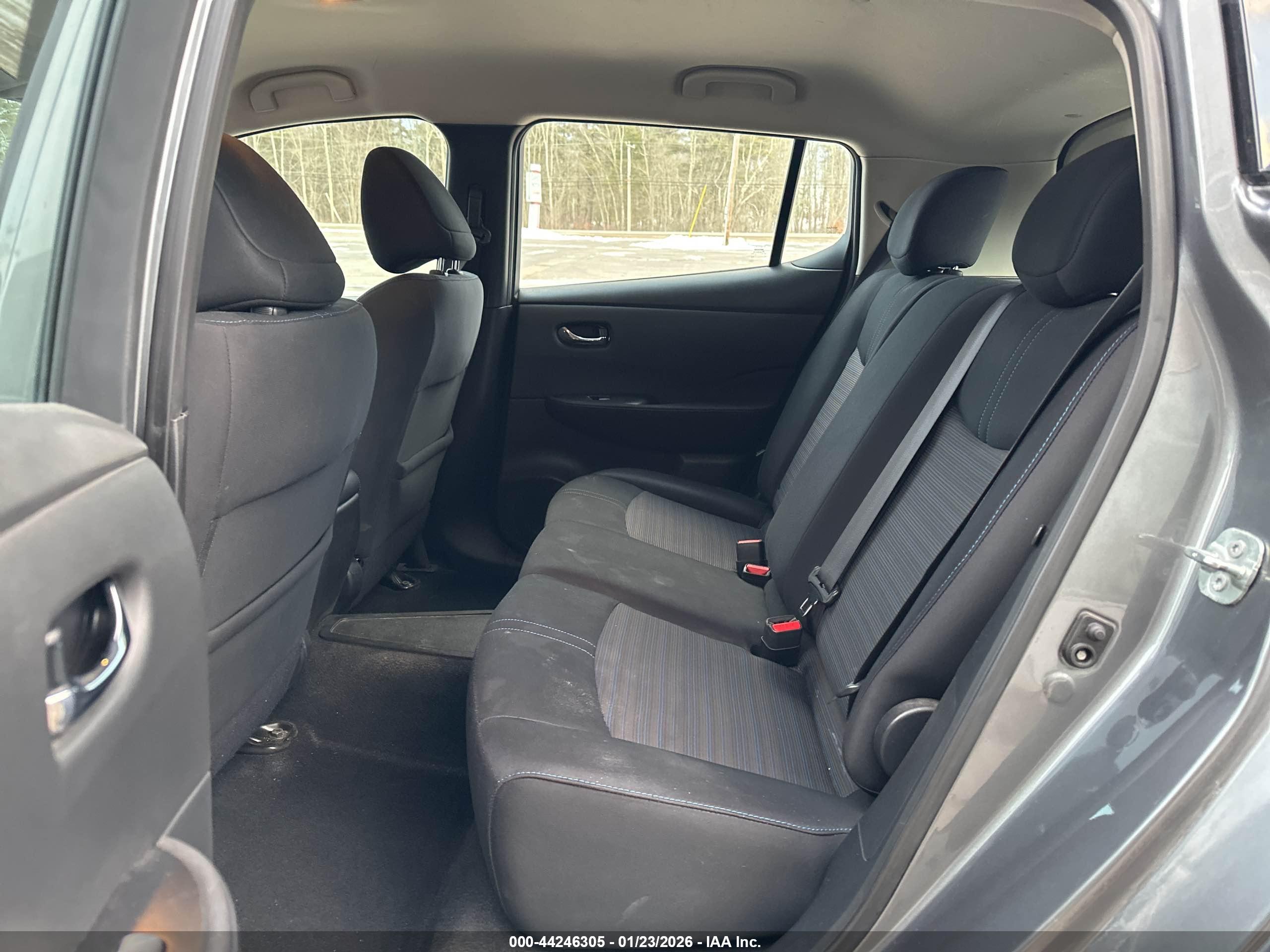 NISSAN LEAF image 8