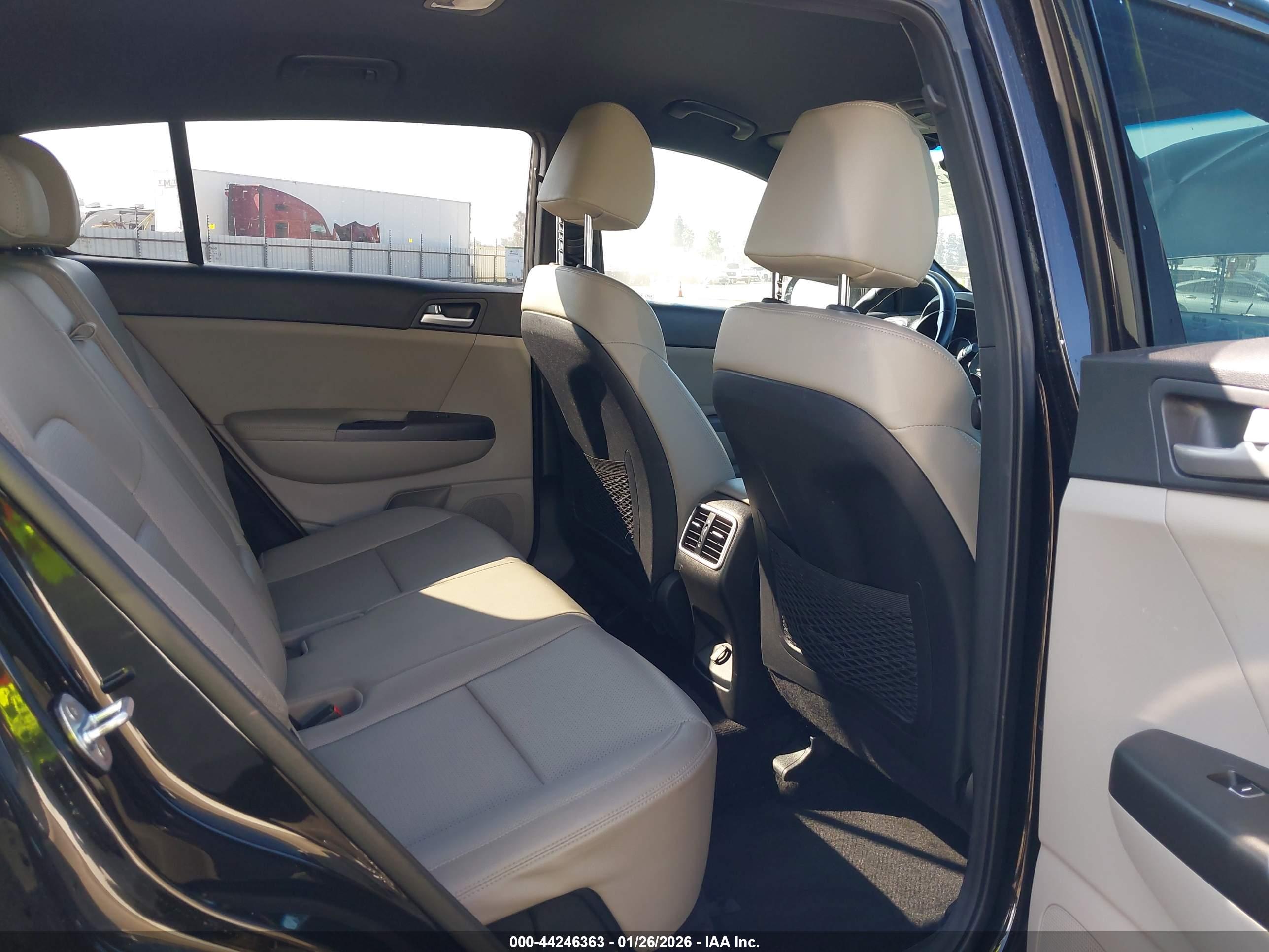 KIA SPORTAGE image 8