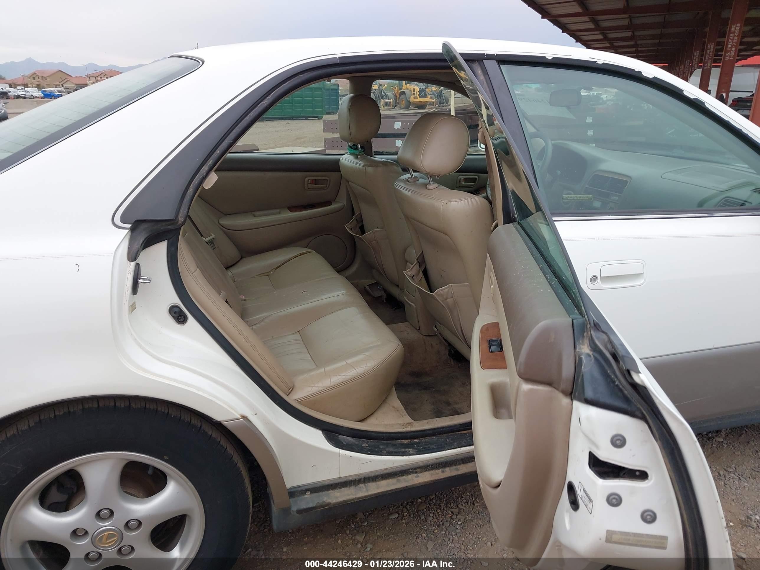 LEXUS ES image 8