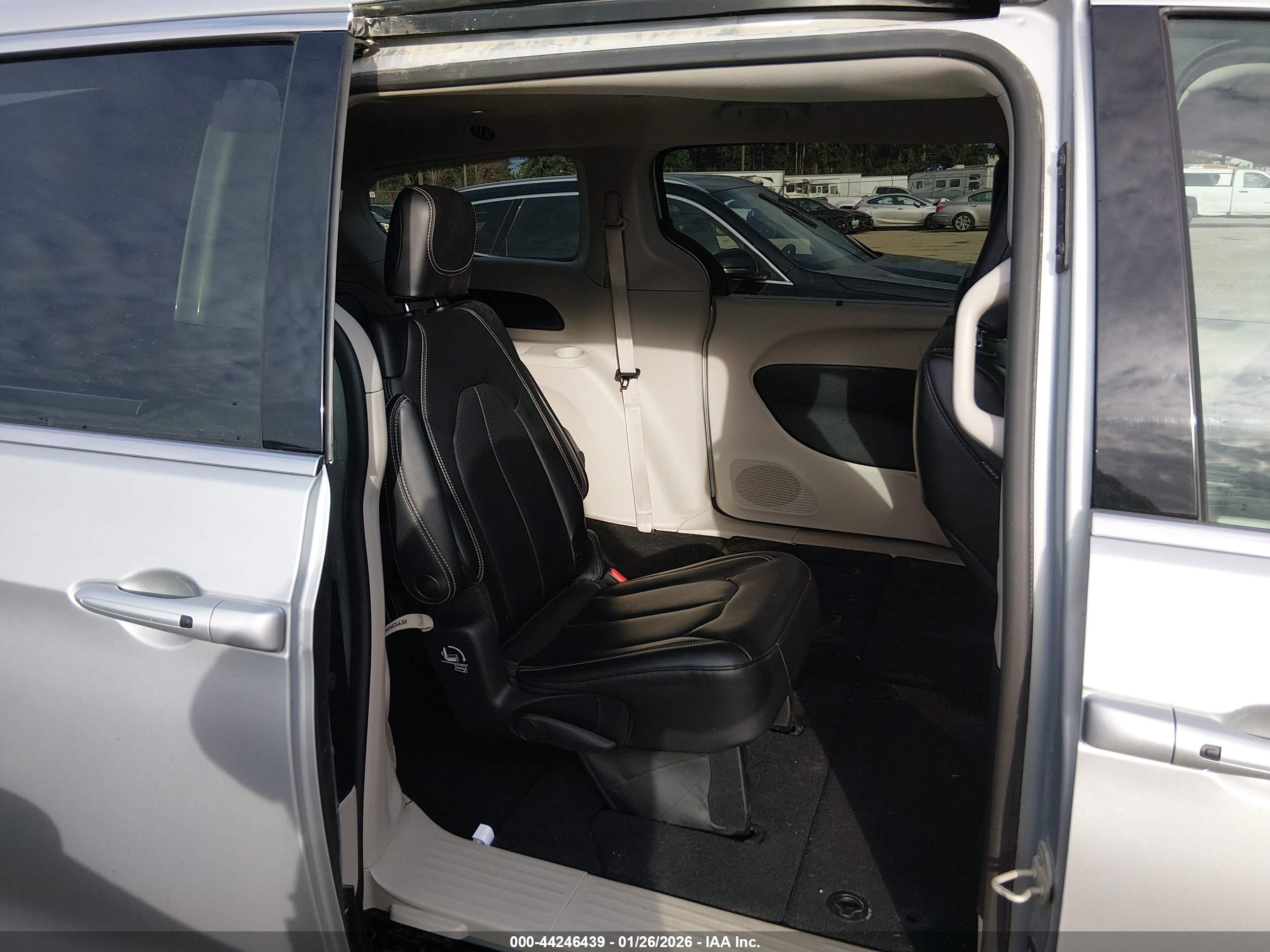 CHRYSLER PACIFICA image 8