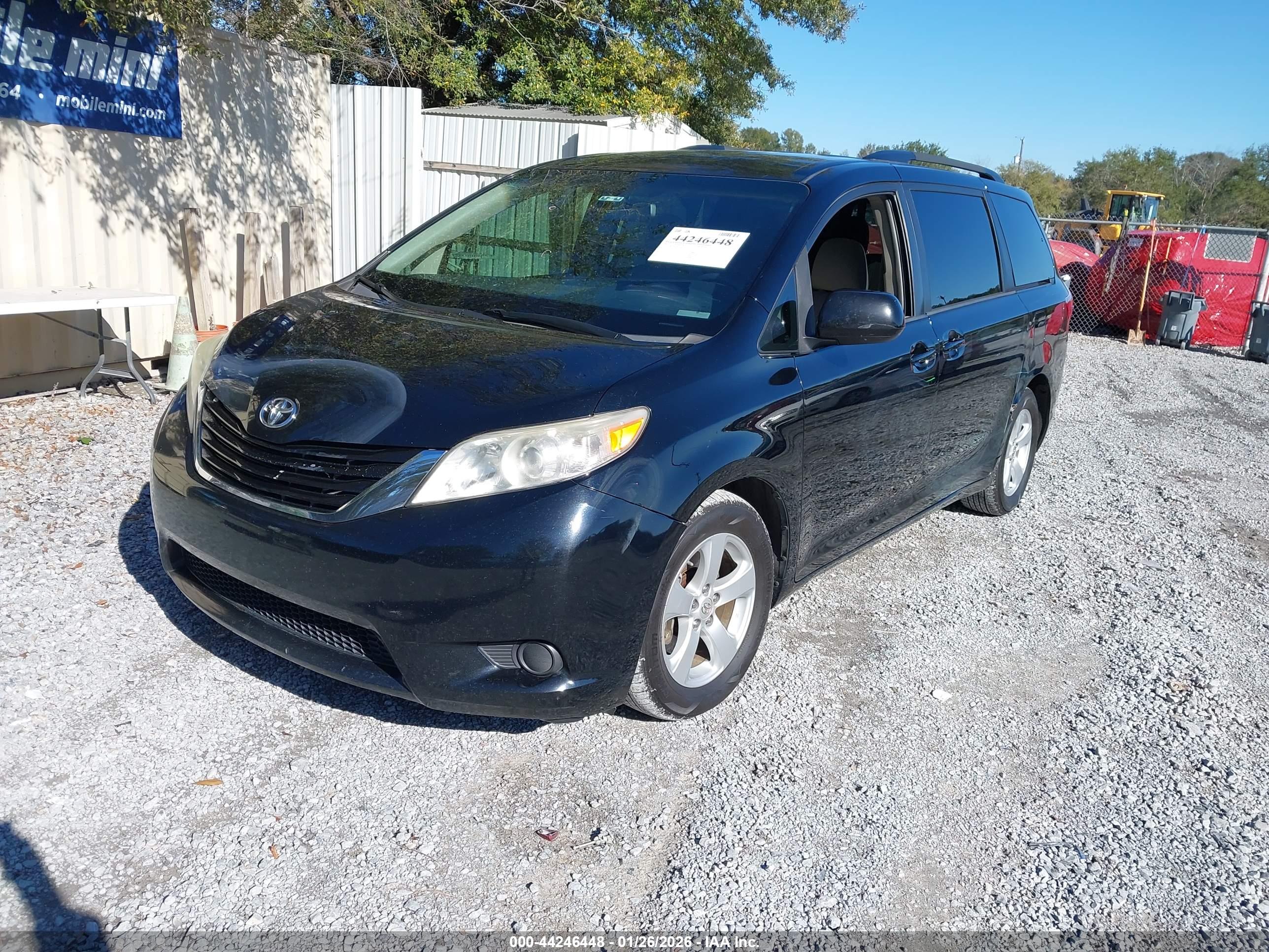 TOYOTA SIENNA image 2