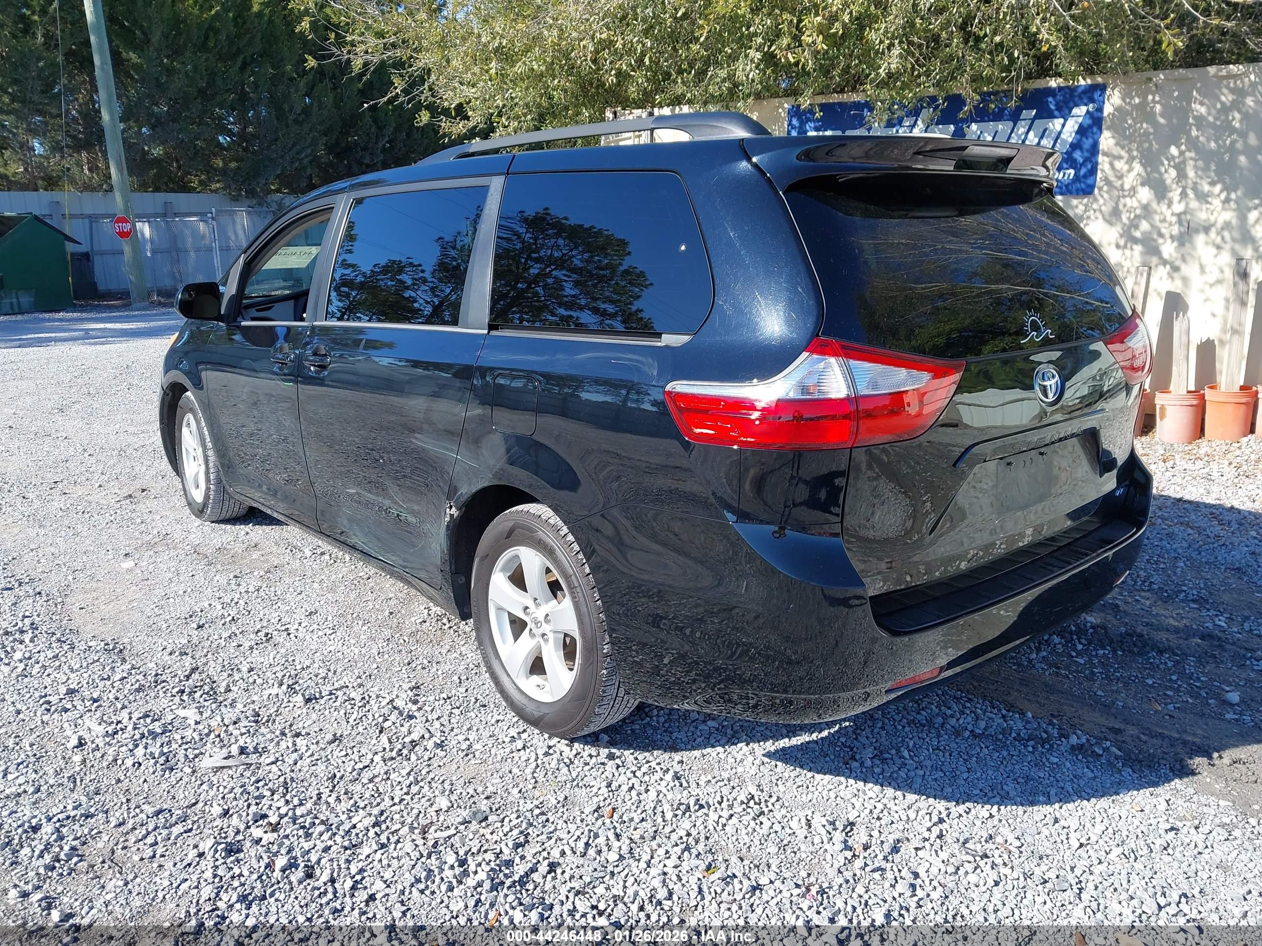 TOYOTA SIENNA image 3