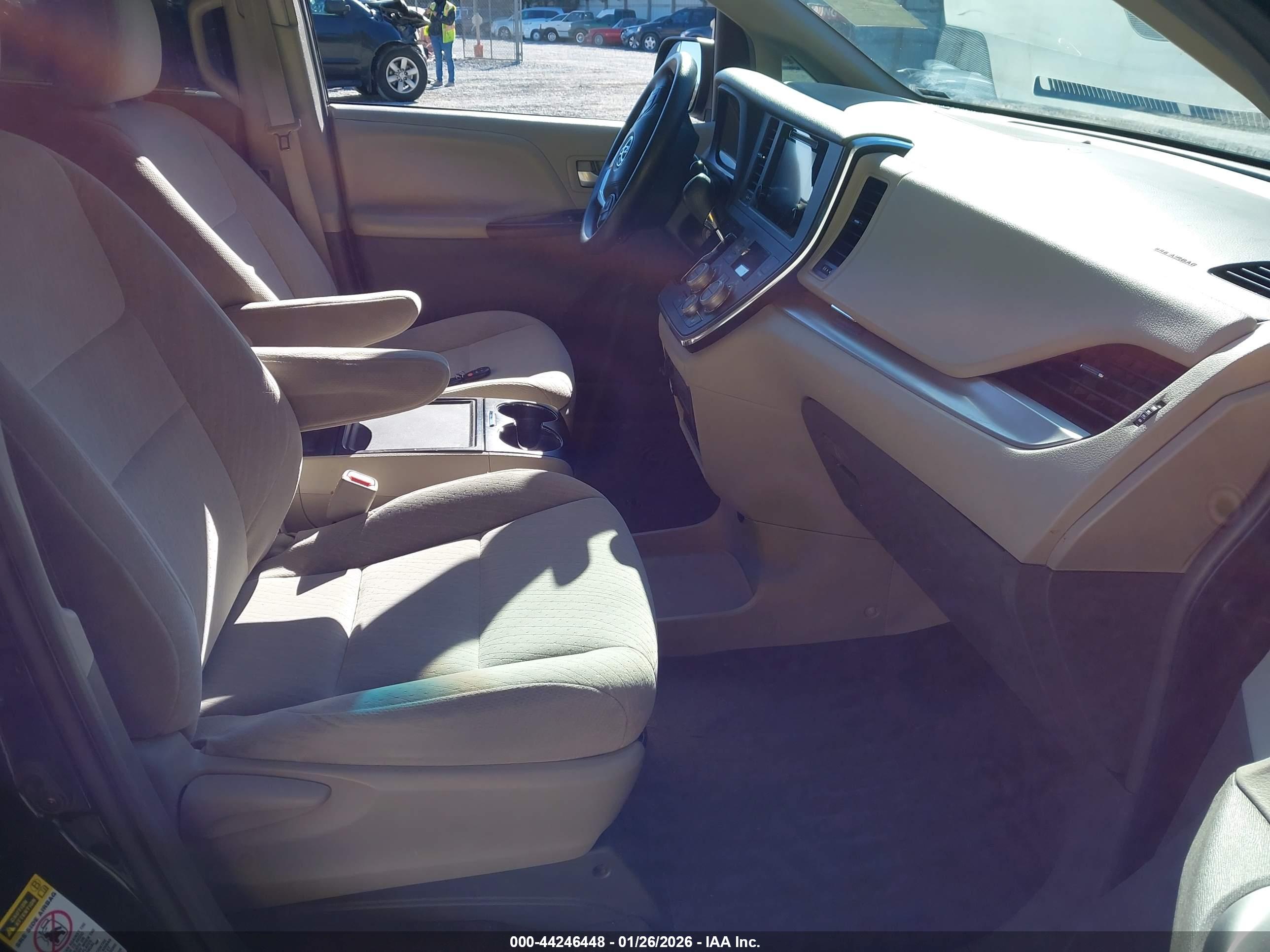 TOYOTA SIENNA image 5