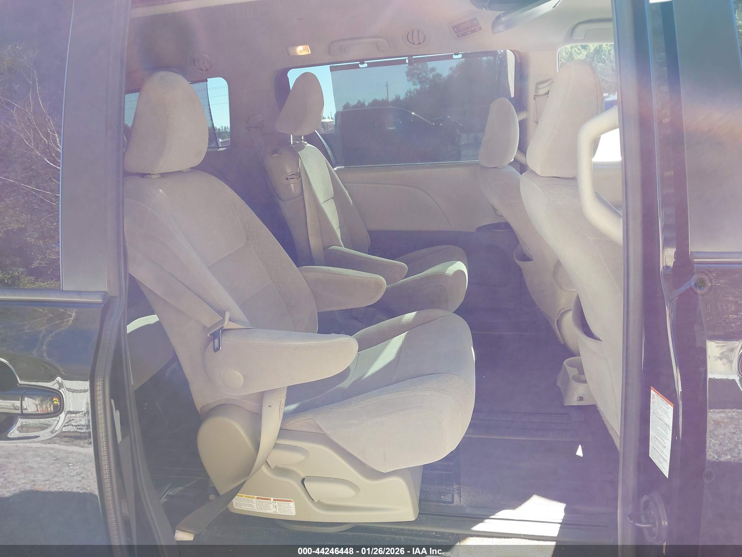 TOYOTA SIENNA image 8