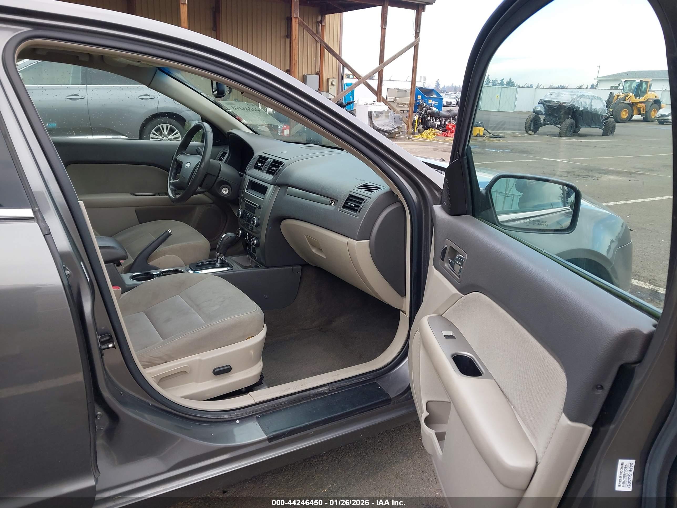 FORD FUSION image 5