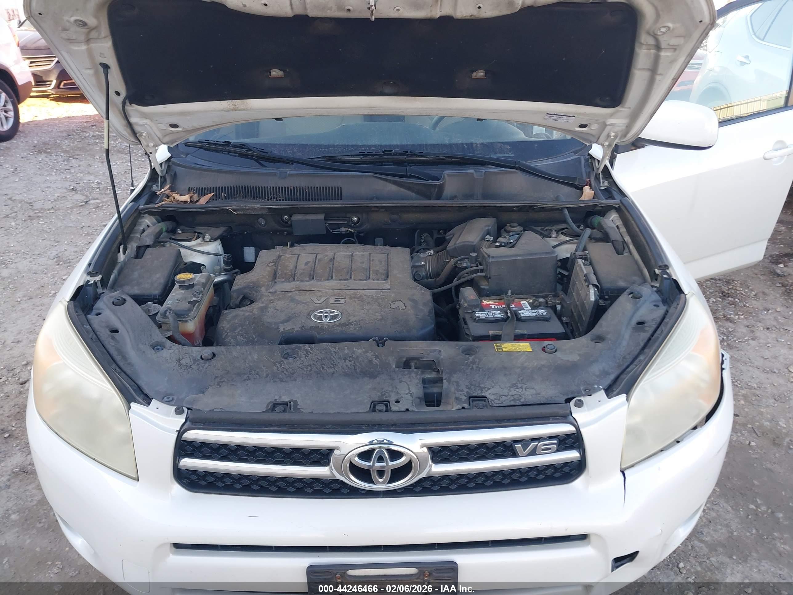 TOYOTA RAV4 image 10