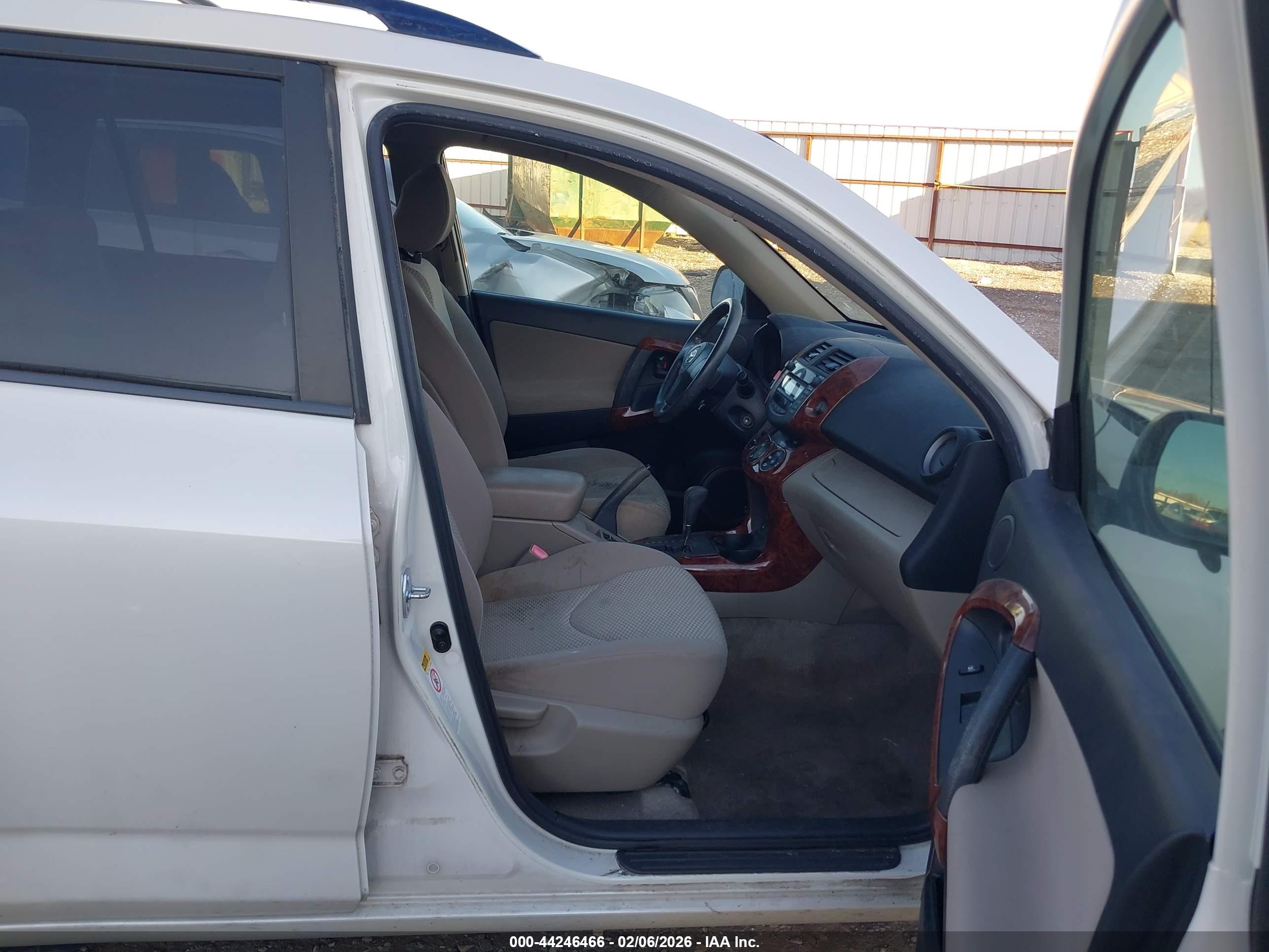 TOYOTA RAV4 image 5