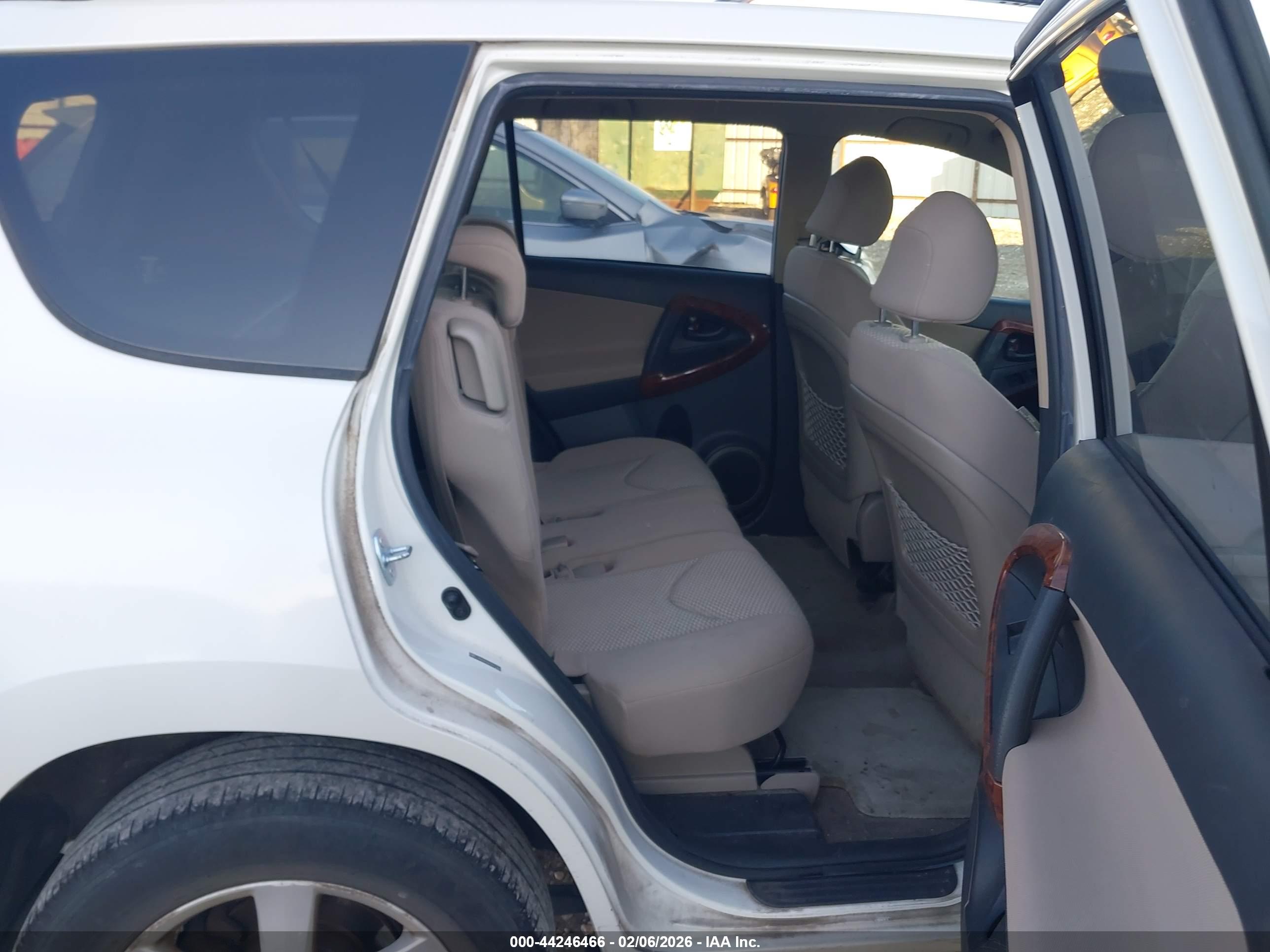 TOYOTA RAV4 image 8
