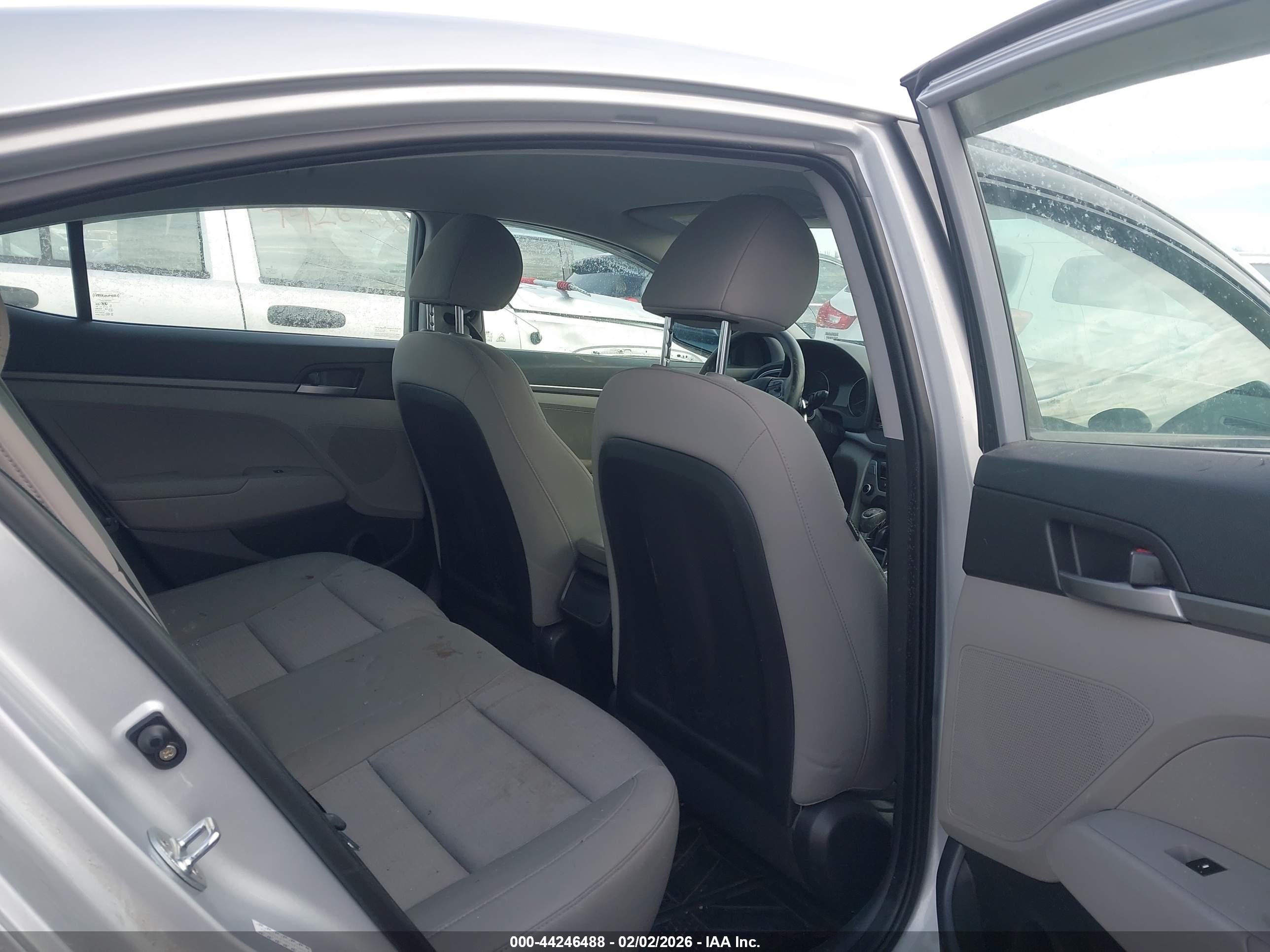 HYUNDAI ELANTRA image 8