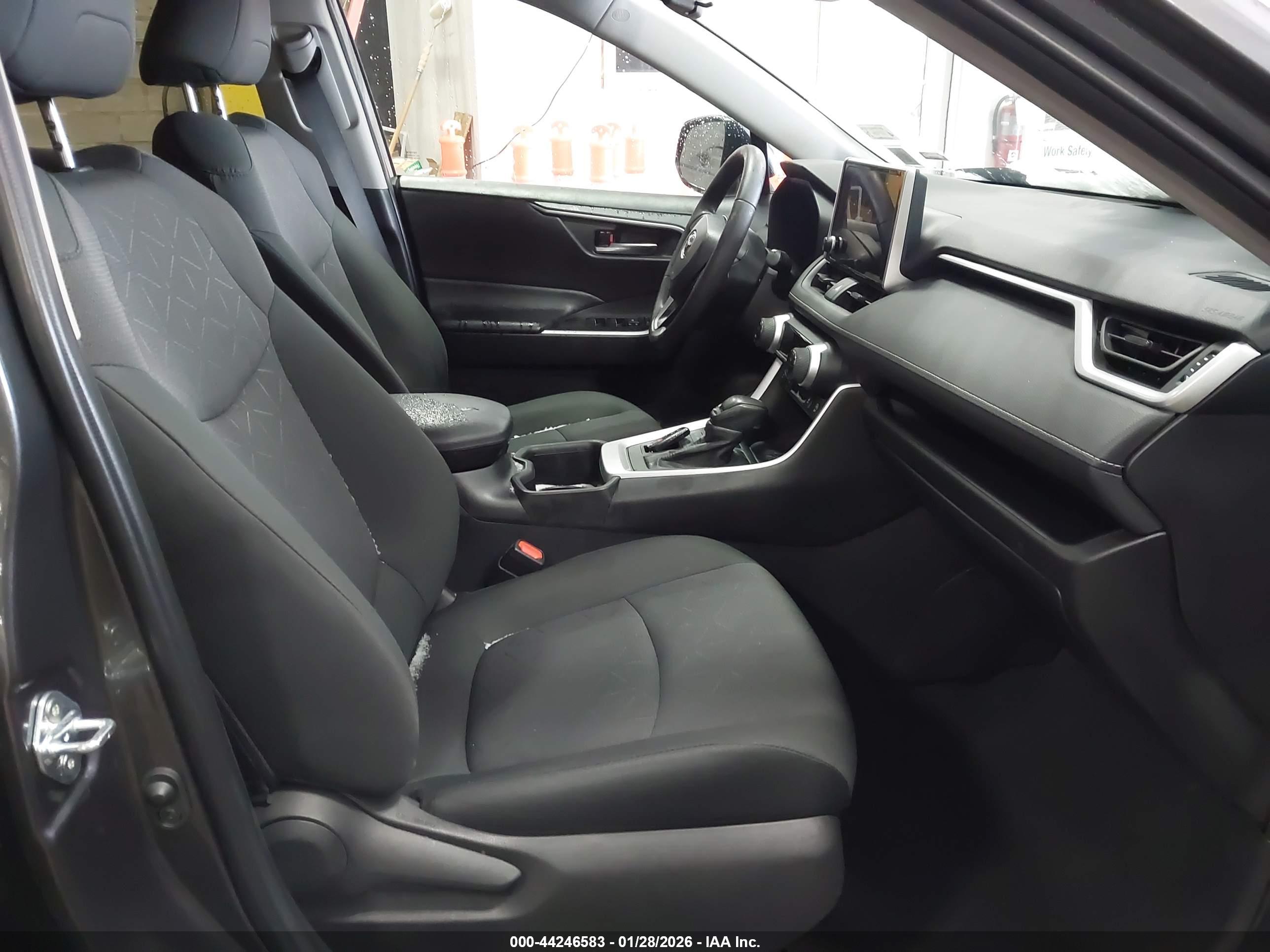 TOYOTA RAV4 image 5