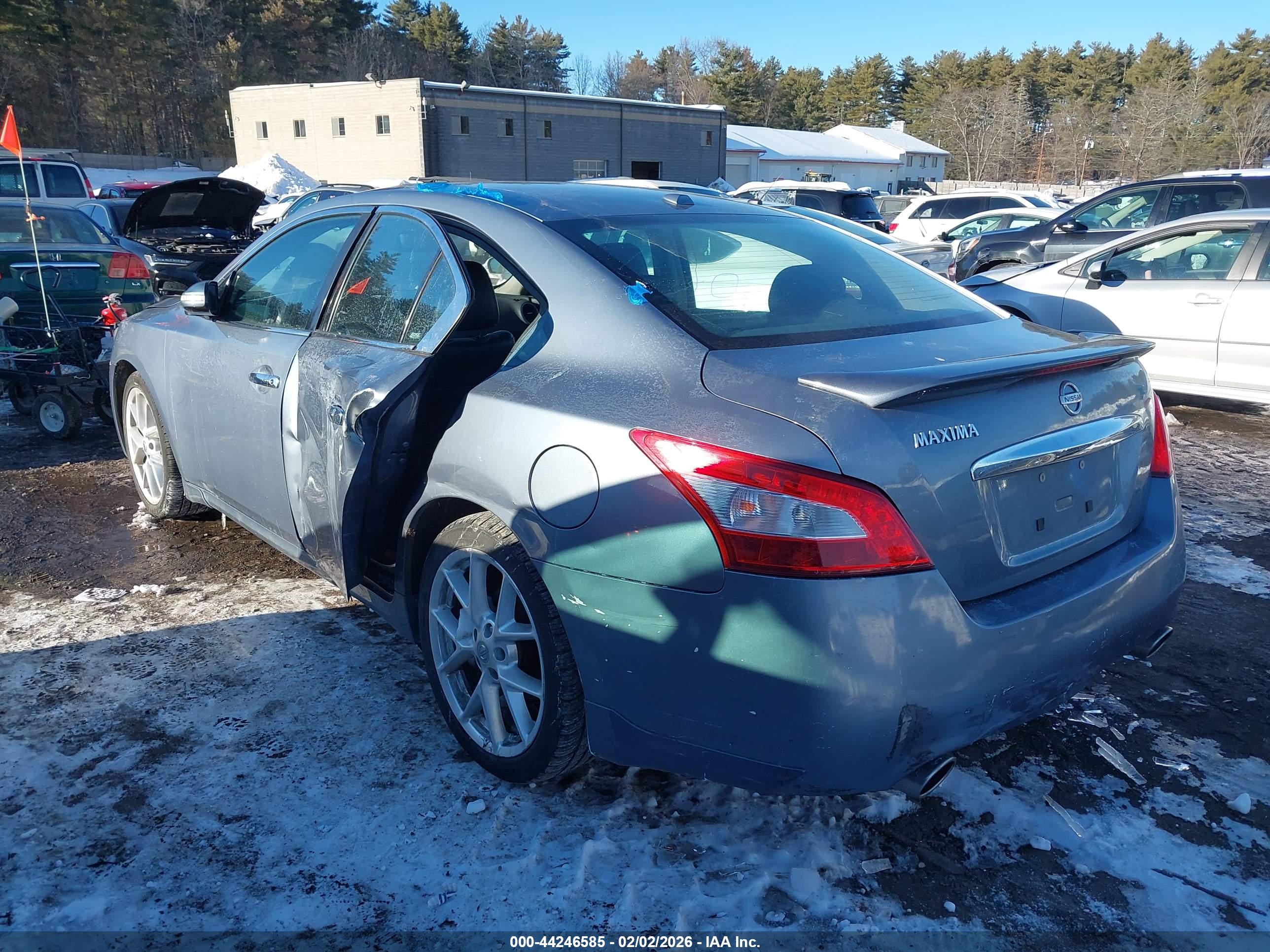 NISSAN MAXIMA image 3