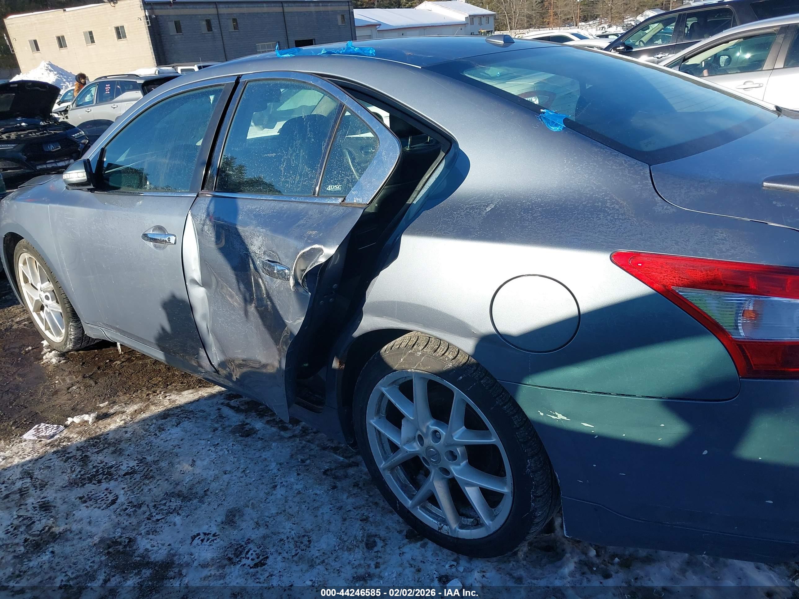 NISSAN MAXIMA image 6