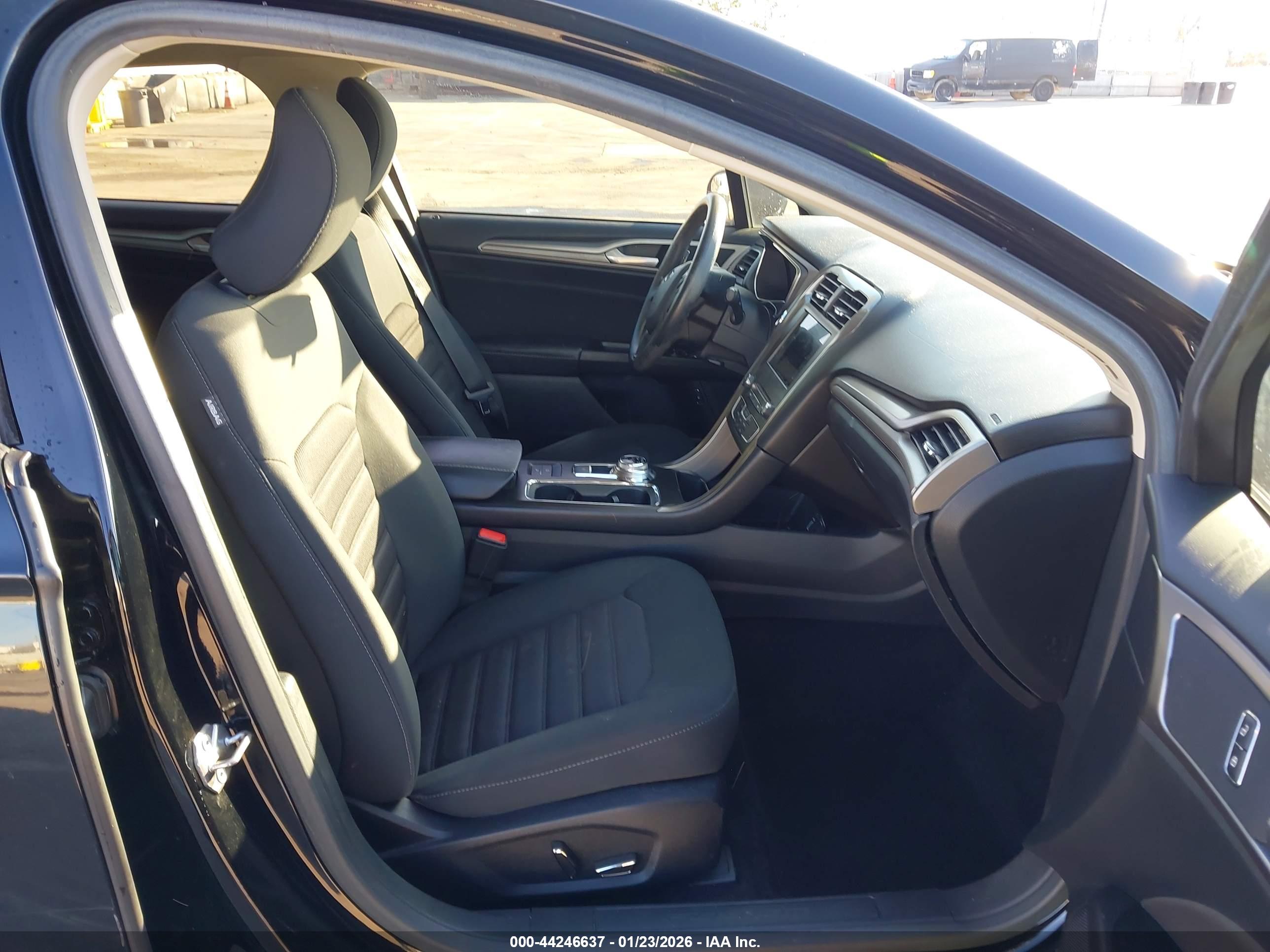 FORD FUSION image 5