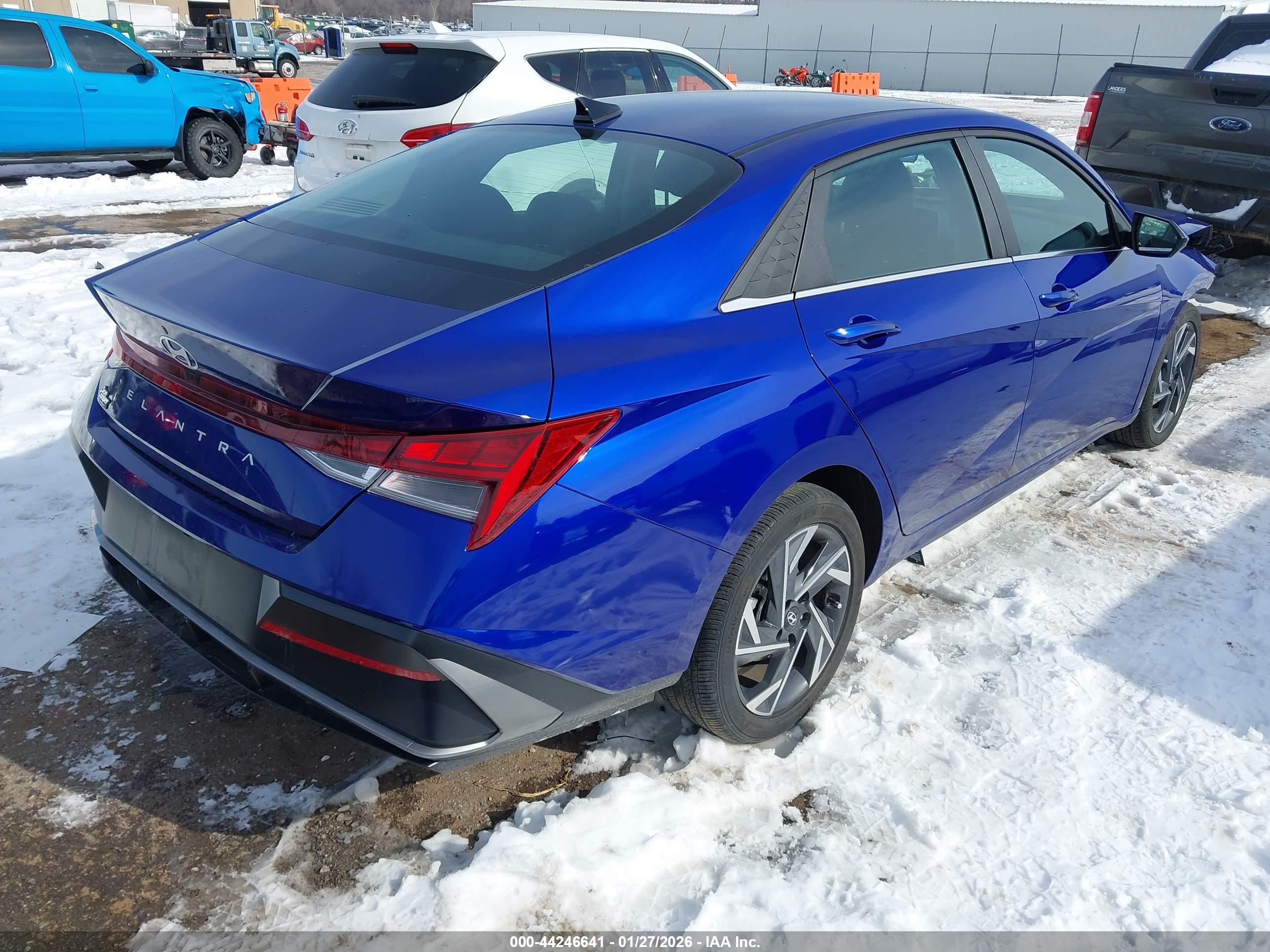 HYUNDAI ELANTRA image 4