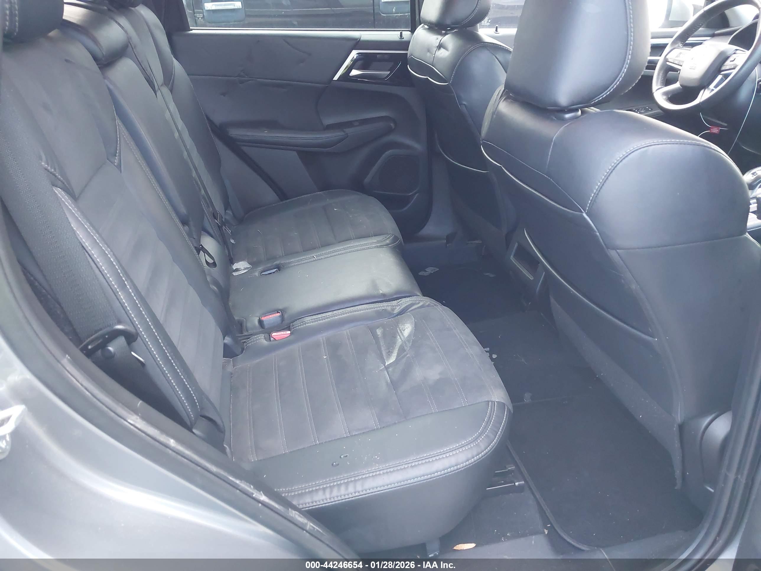 MITSUBISHI OUTLANDER image 8