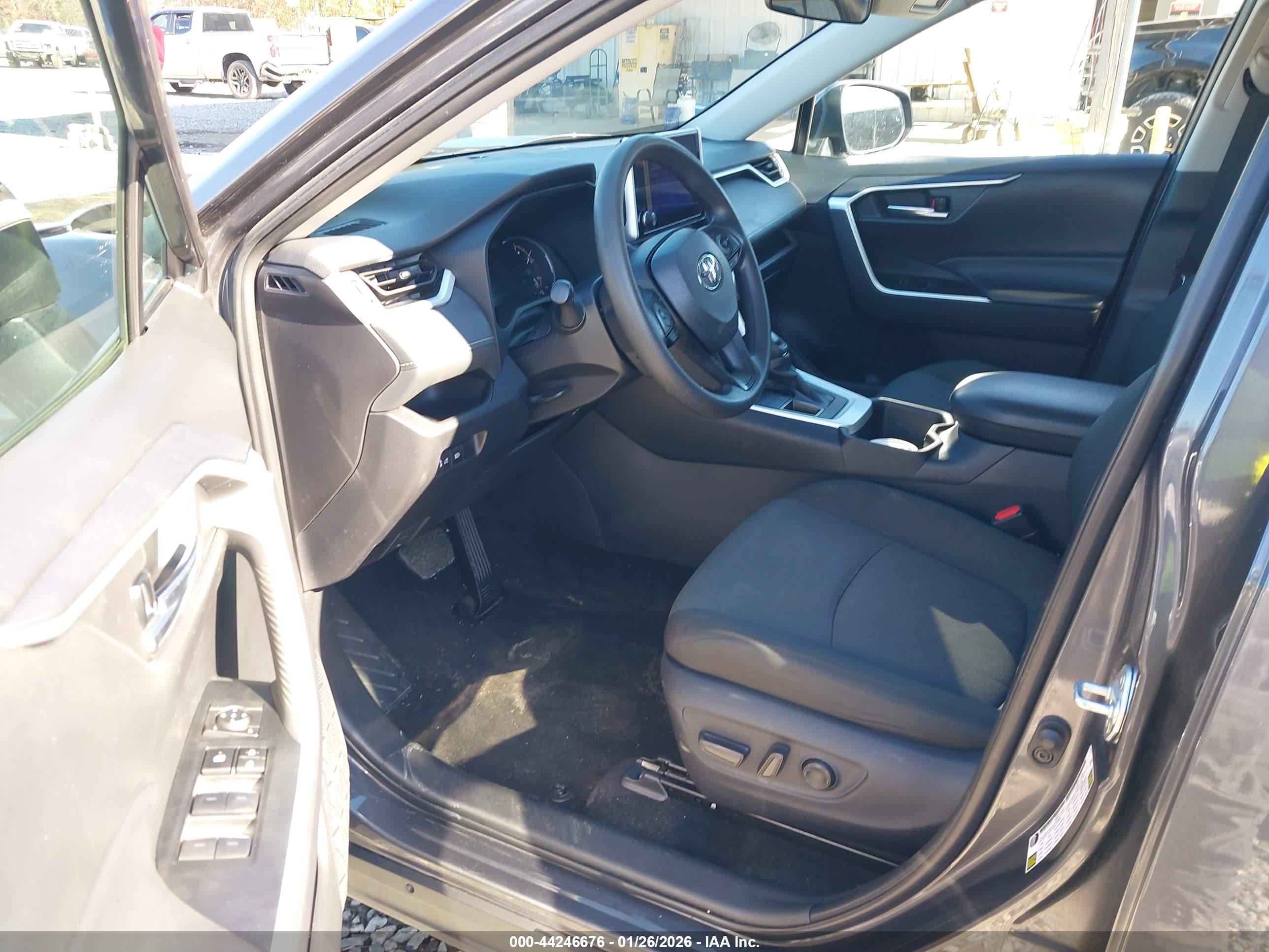 TOYOTA RAV4 image 5