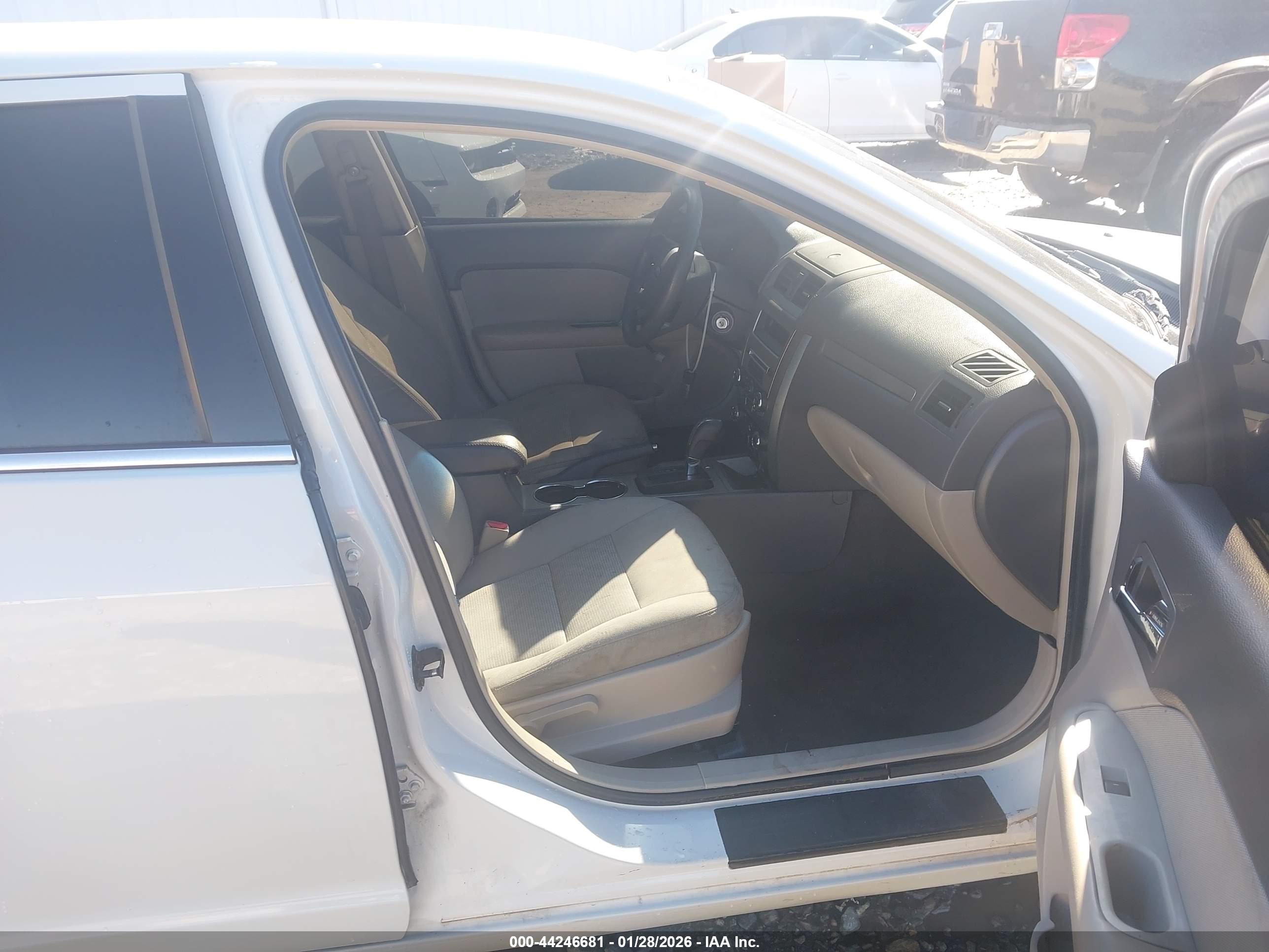 FORD FUSION image 5