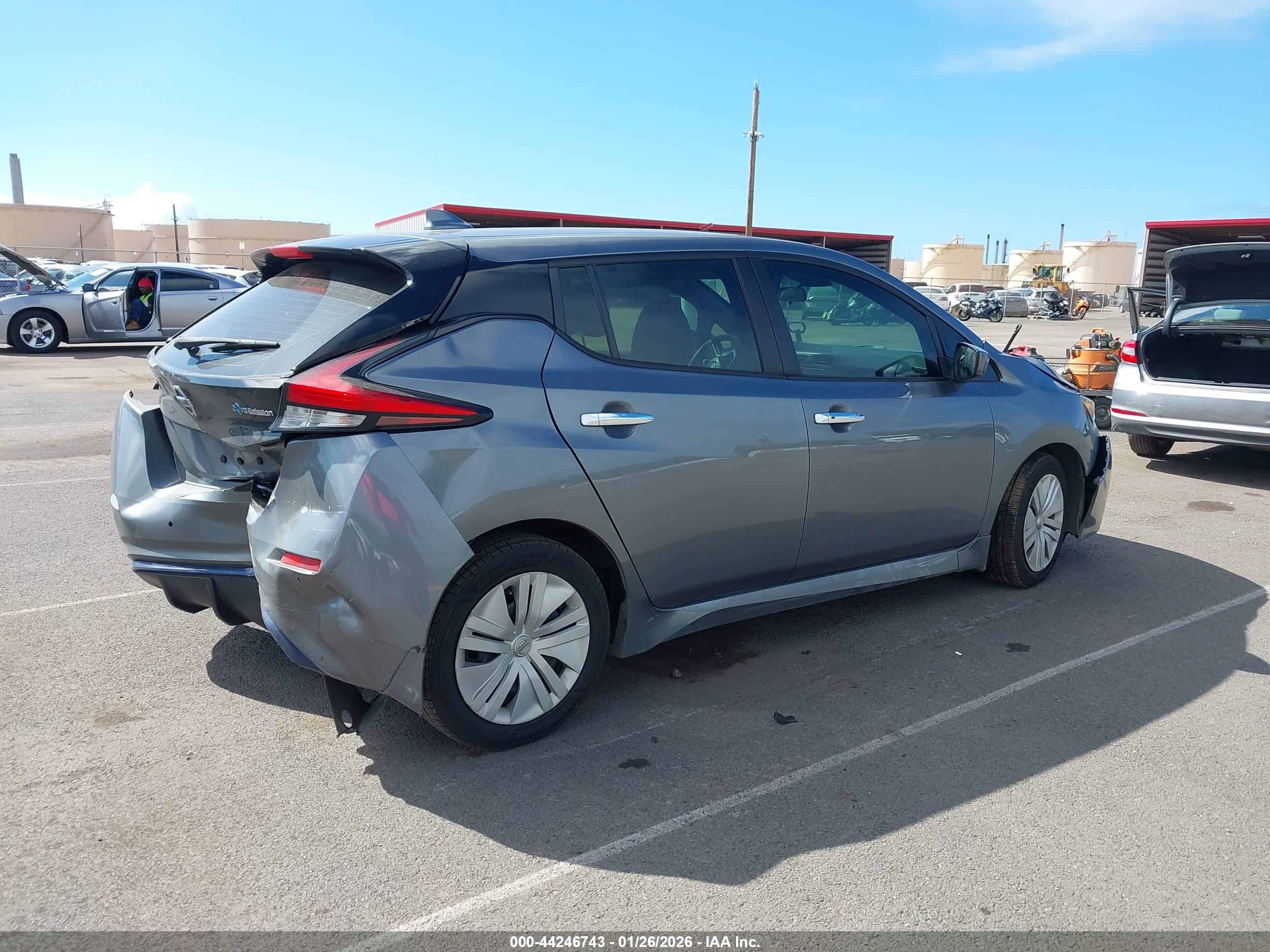 NISSAN LEAF image 4