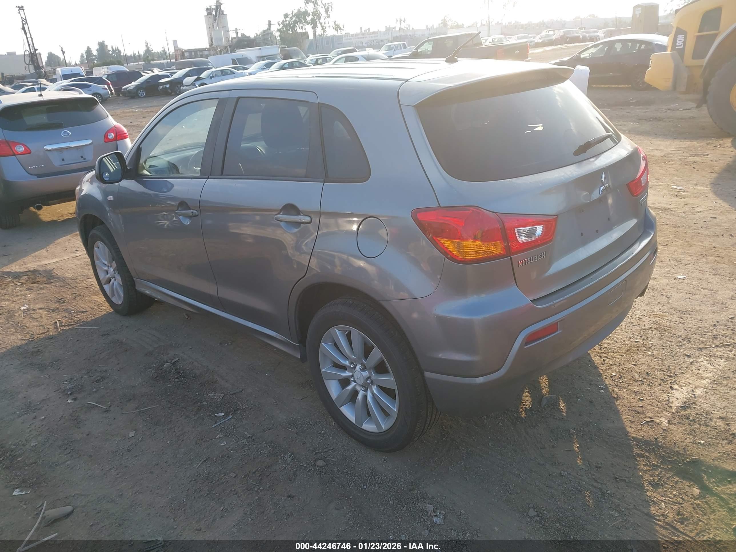 MITSUBISHI OUTLANDER image 3
