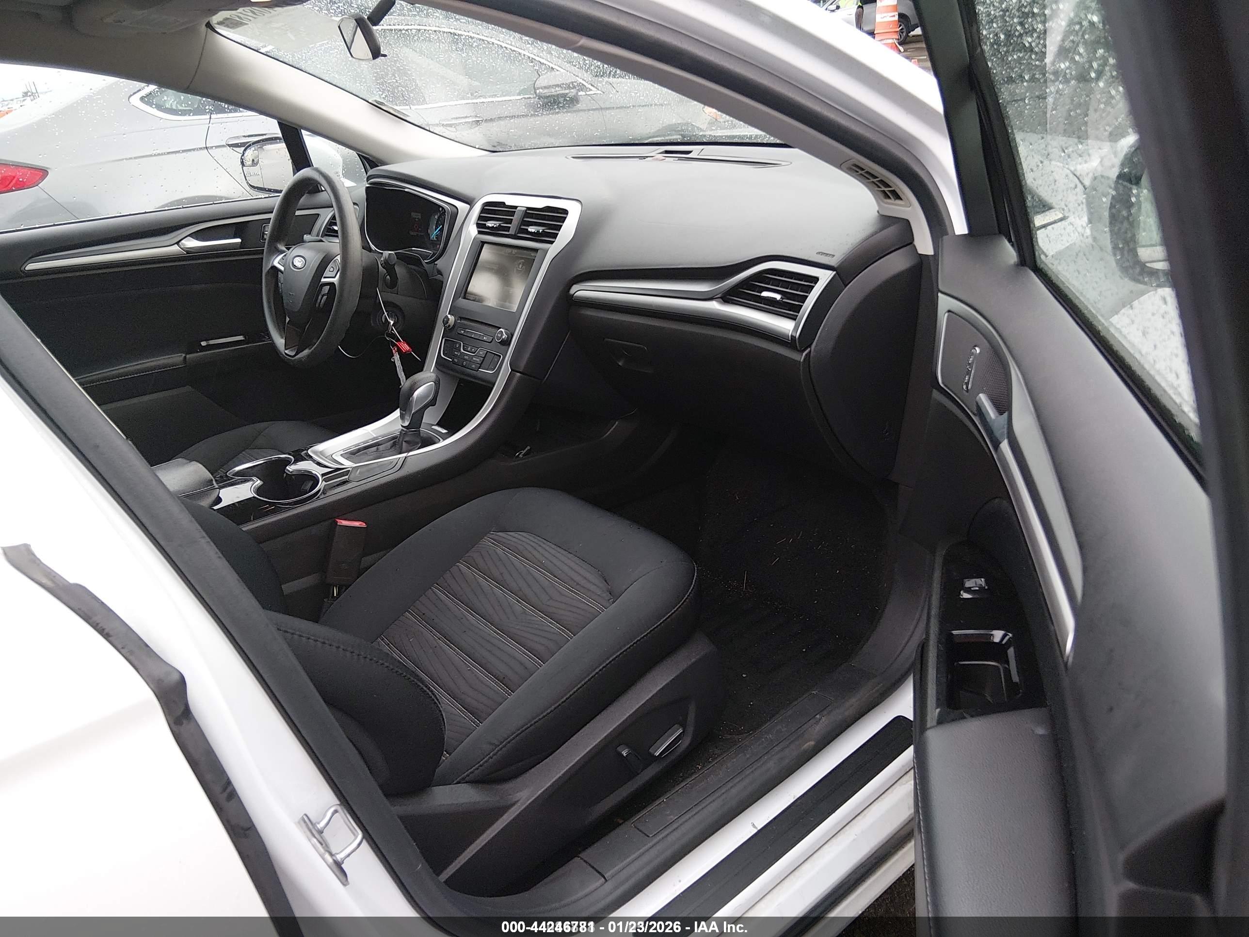 FORD FUSION image 5