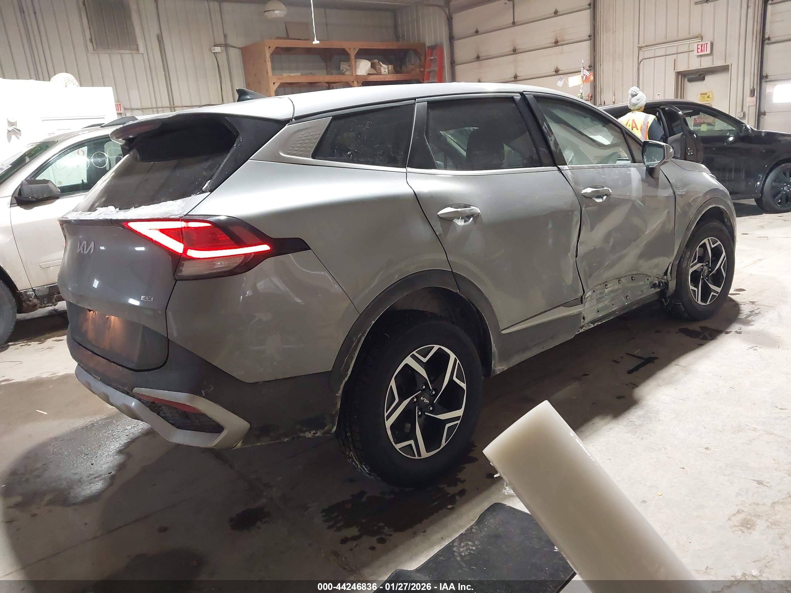 KIA SPORTAGE image 4
