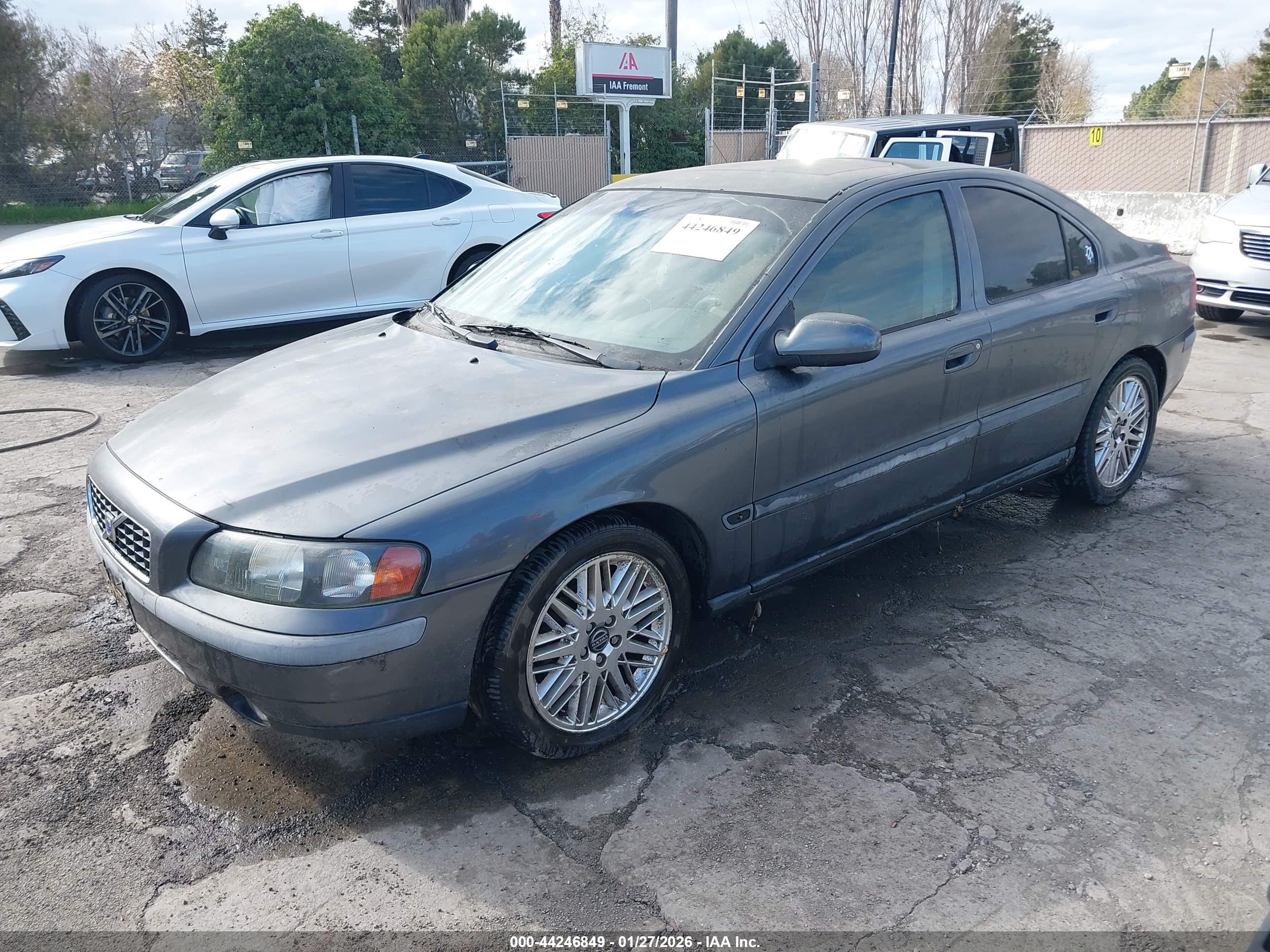 VOLVO S60 image 2