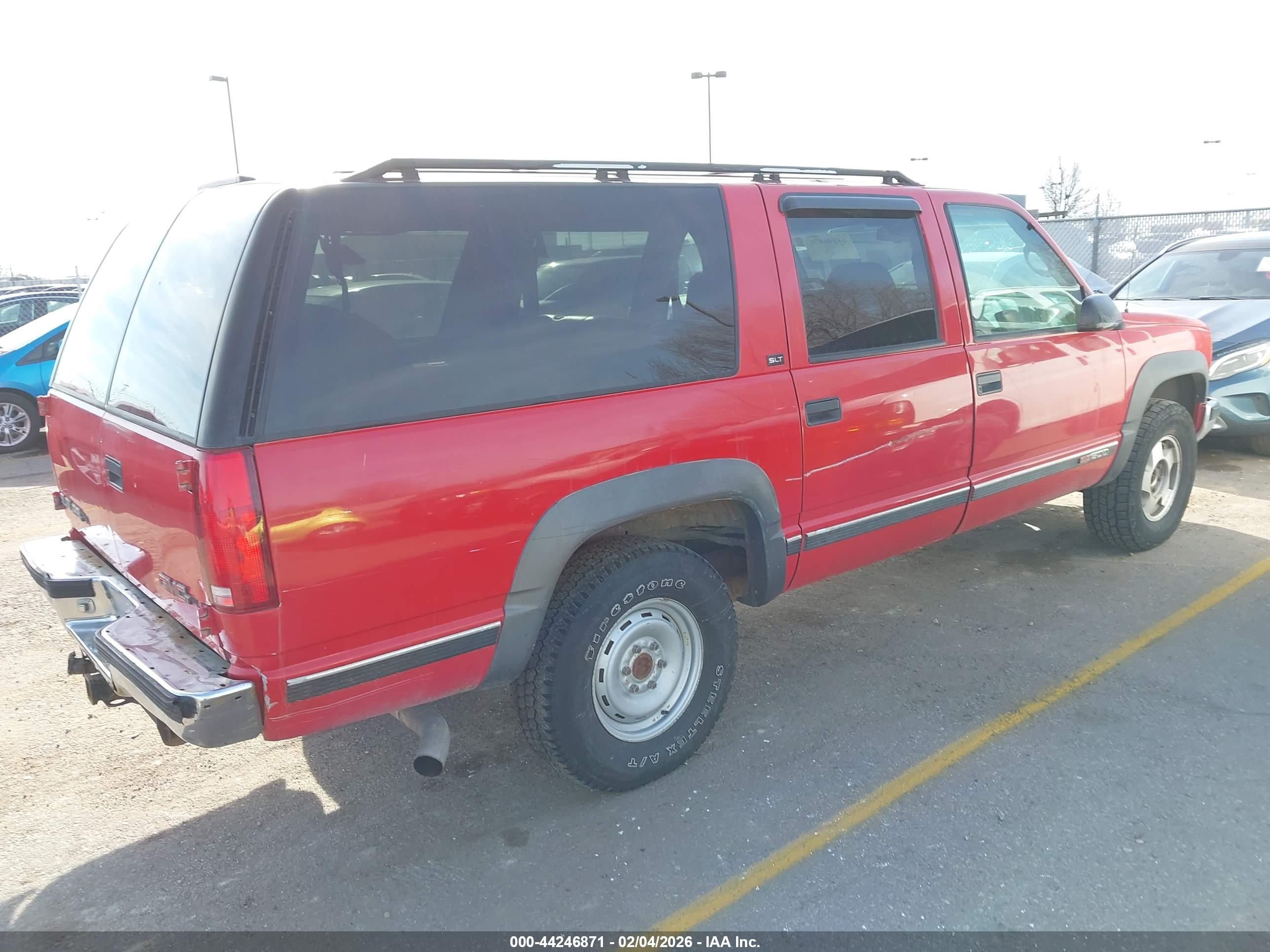 GMC SUBURBAN image 4