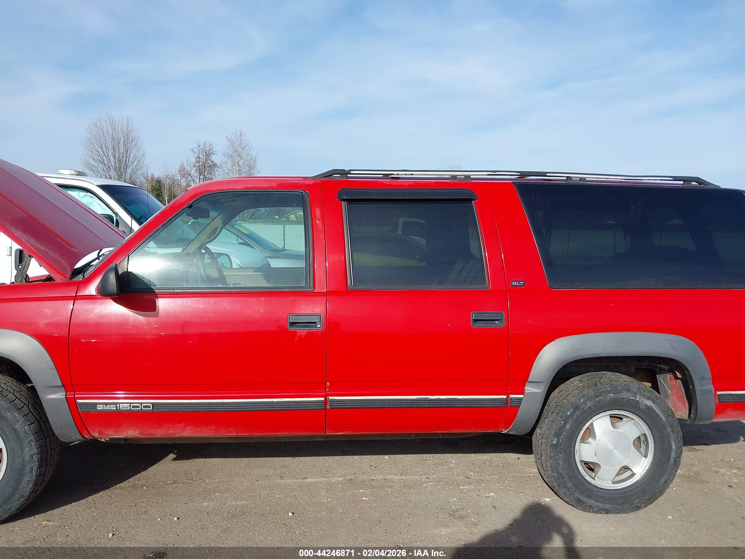 GMC SUBURBAN image 6