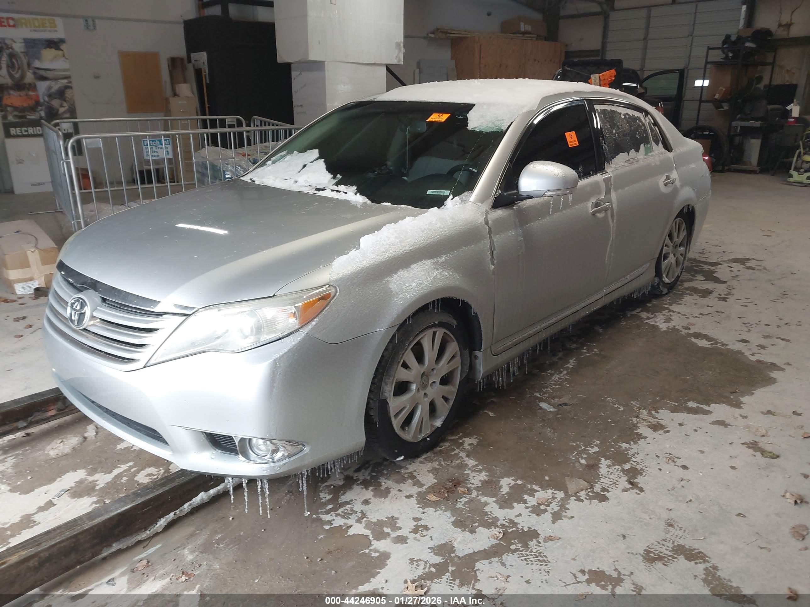 TOYOTA AVALON image 2