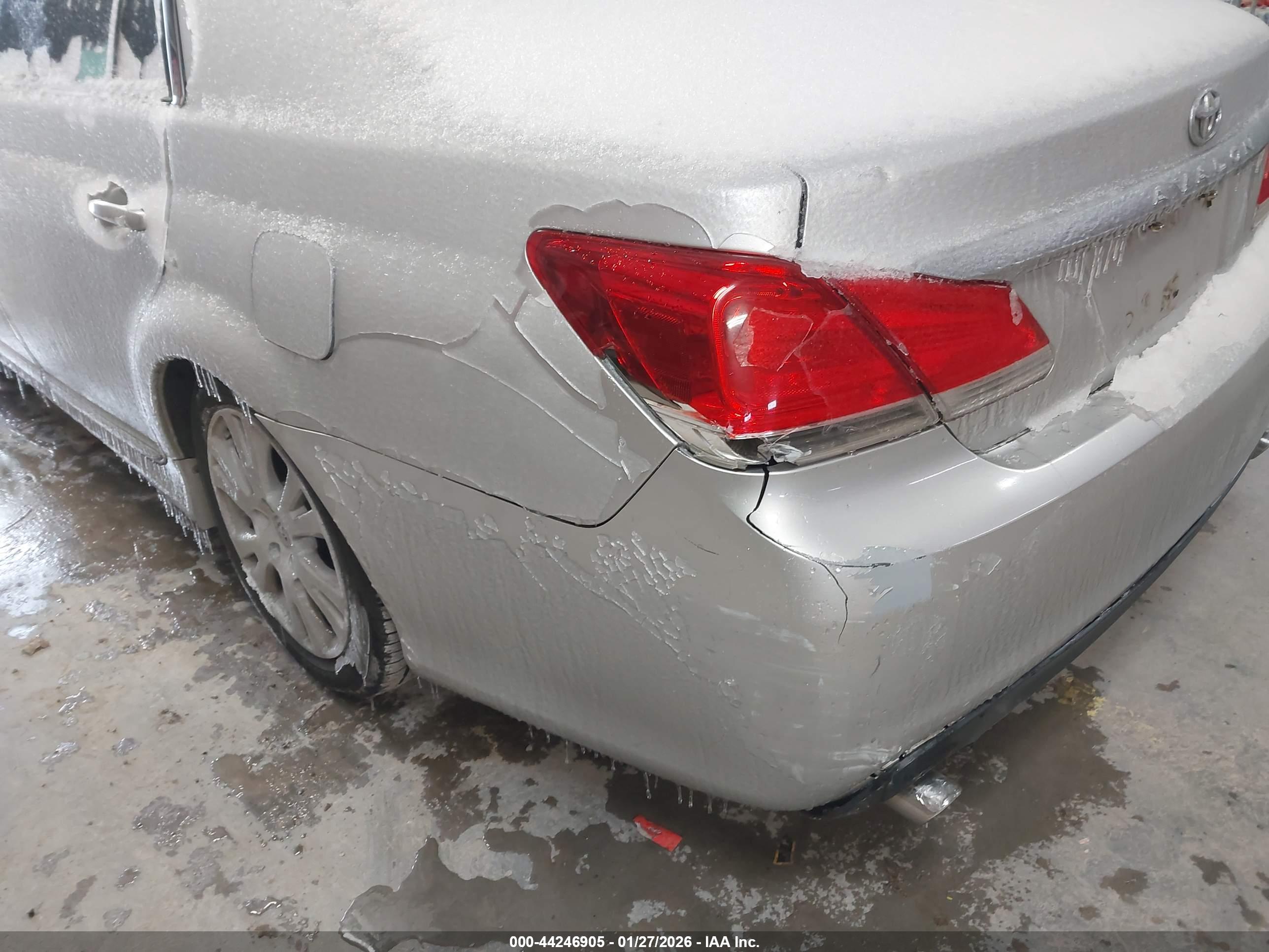 TOYOTA AVALON image 6