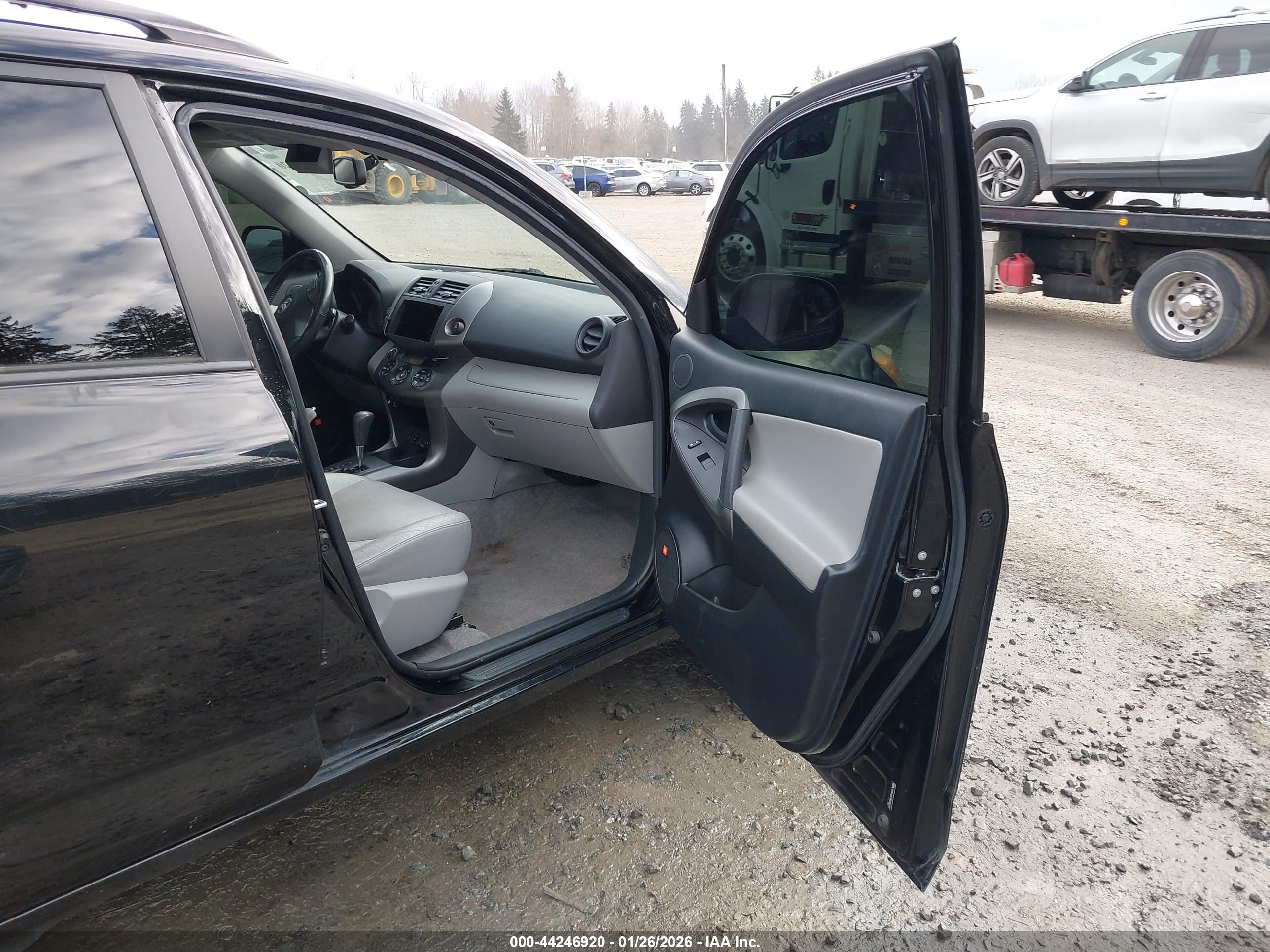 TOYOTA RAV4 image 5