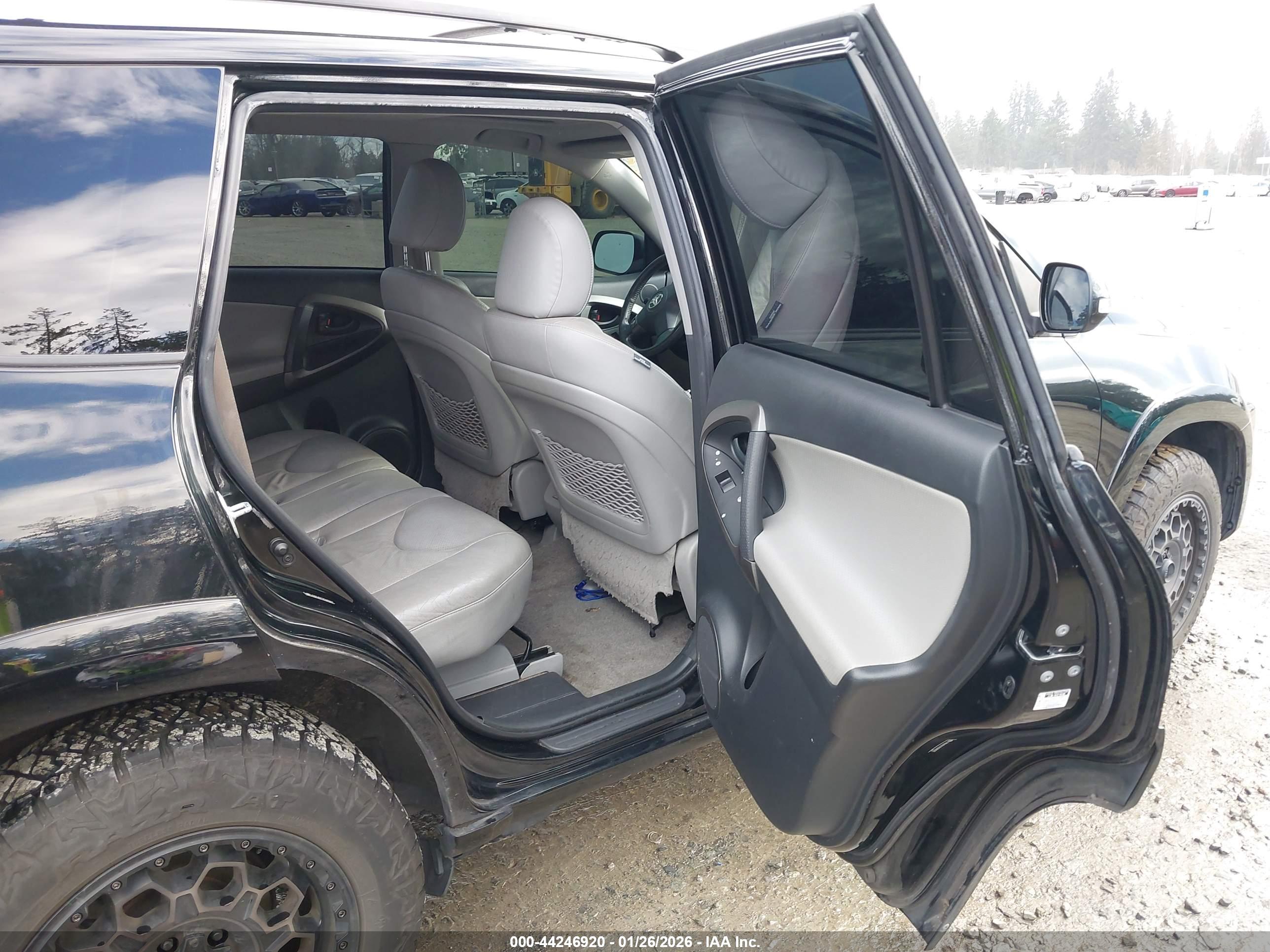 TOYOTA RAV4 image 8
