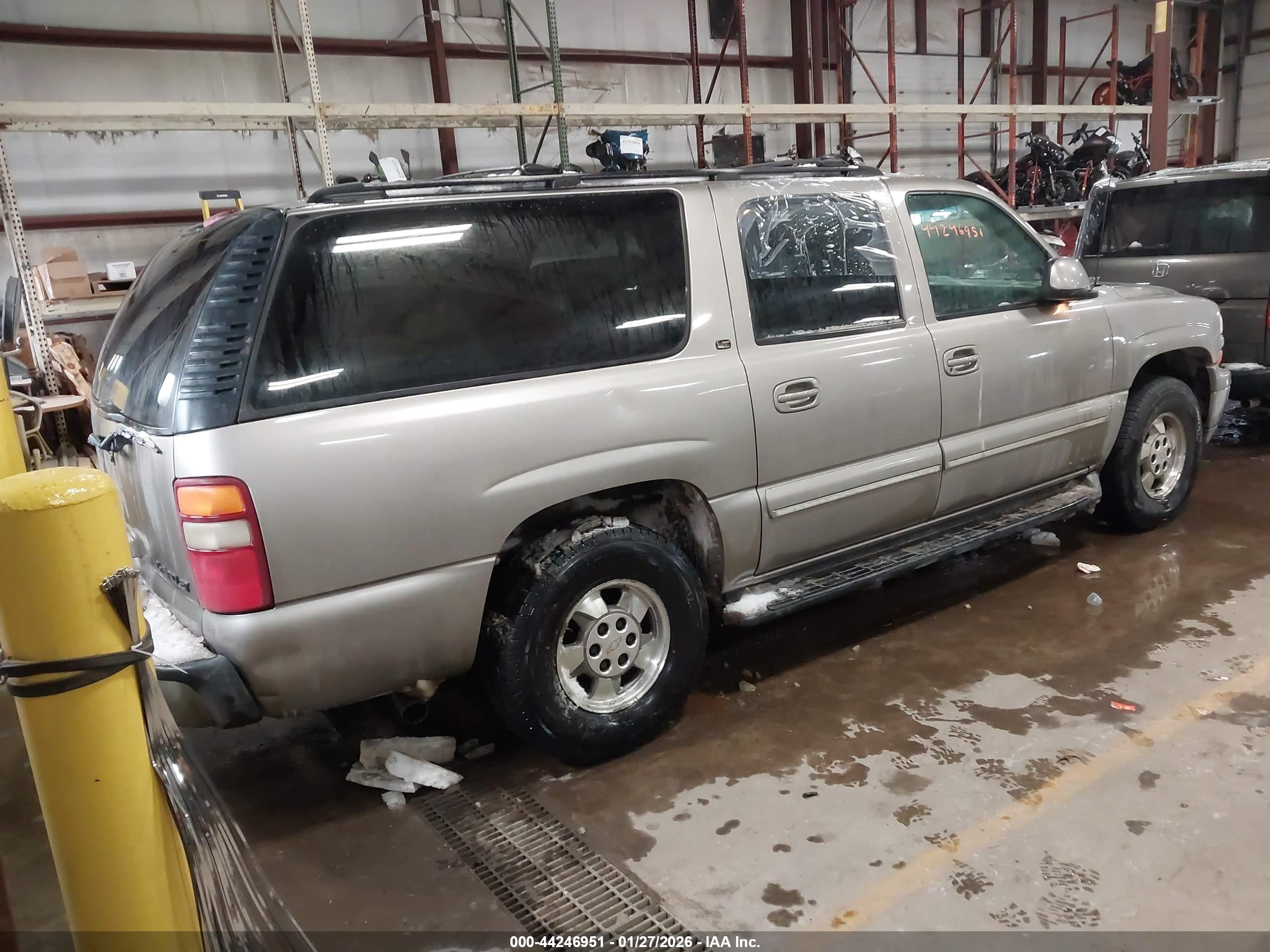 CHEVROLET SUBURBAN image 4