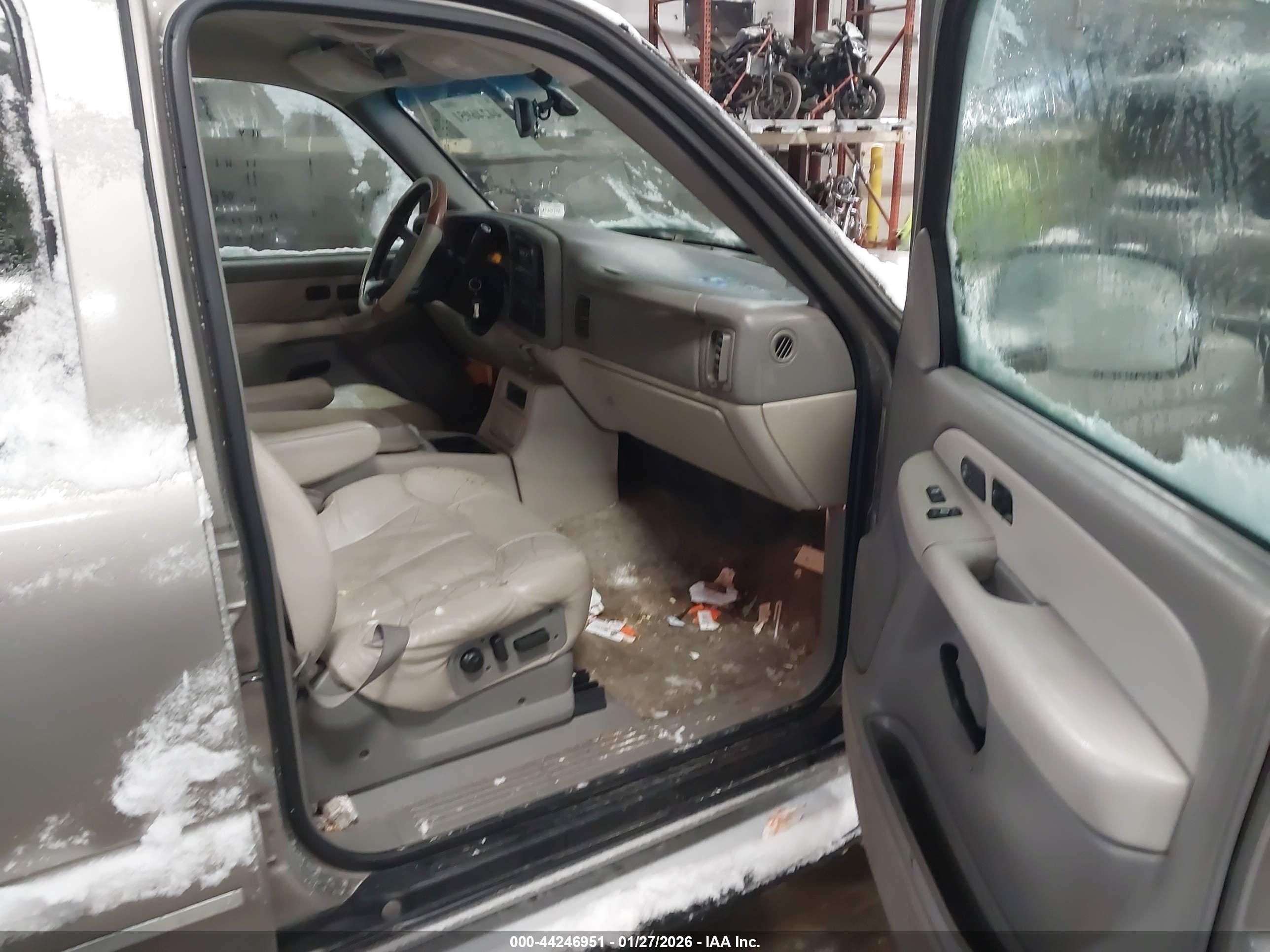 CHEVROLET SUBURBAN image 5