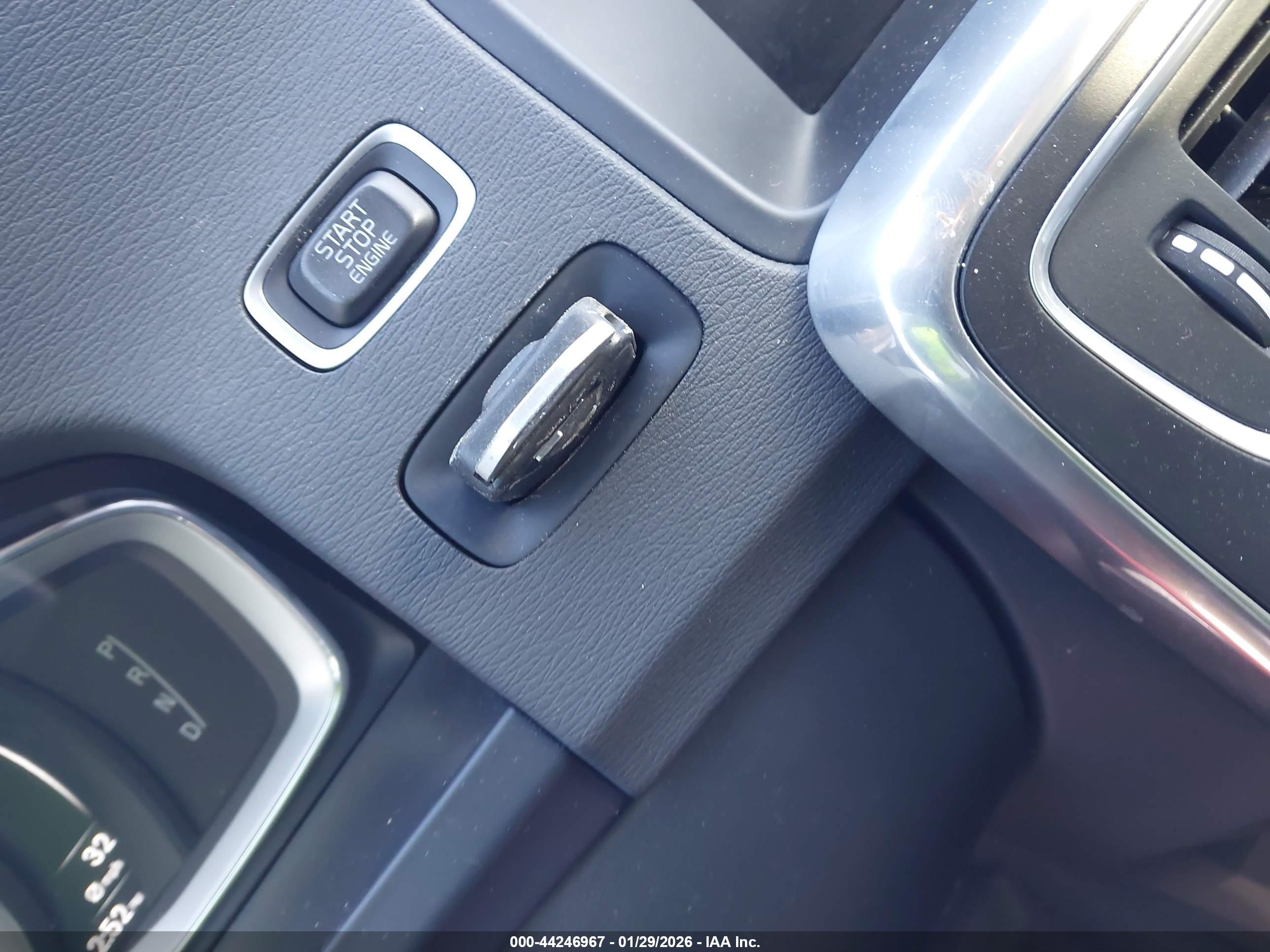 VOLVO V60 image 11